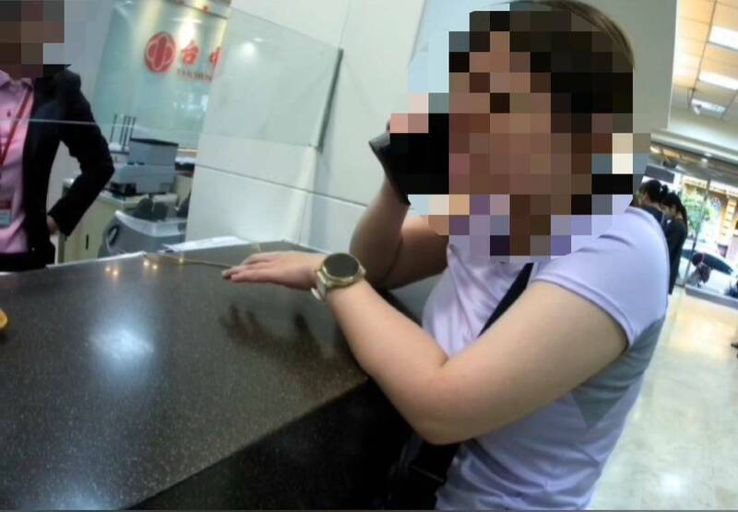 一名廖姓女子幫父親跑腿臨櫃匯款83萬元，行員和員警發現是投資詐騙，聯手幫廖父保住辛苦錢。（翻攝畫面）