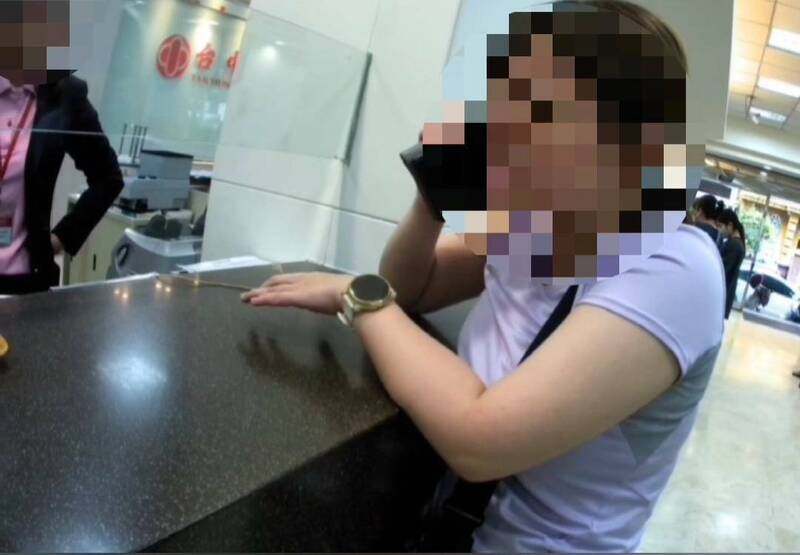一名廖姓女子幫父親跑腿臨櫃匯款83萬元，行員和員警發現是投資詐騙，聯手幫廖父保住辛苦錢。（翻攝畫面）