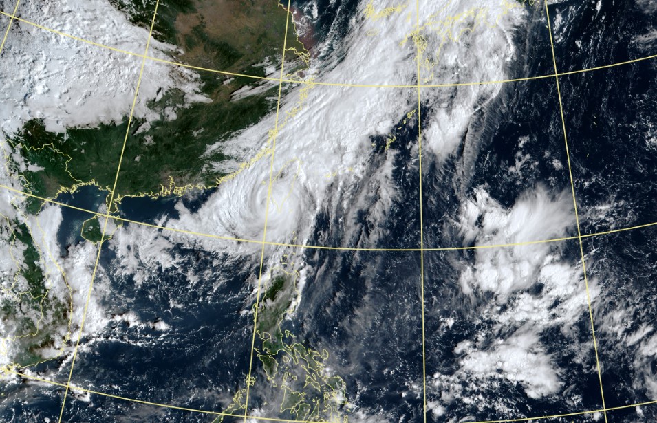 中颱山陀兒雖有減弱趨勢，但結構仍完整，民眾切勿掉以輕心。（翻攝自氣象署官網）