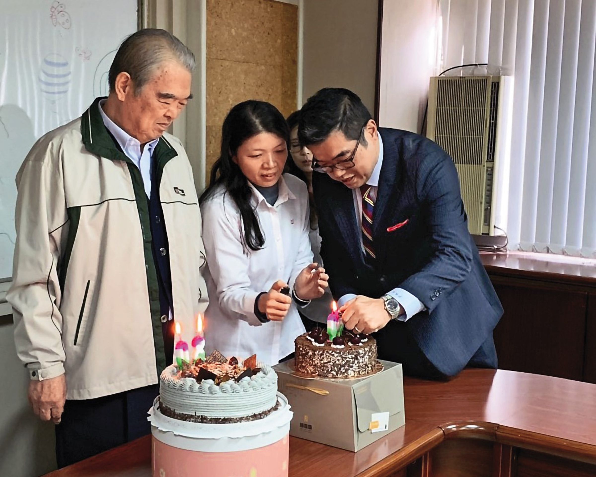 福懋油創辦人許忠明(左一)希望重振福懋油市場威望,傳給子孫(右一為兒子許逸群)繼續正常經營。(福懋油提供)