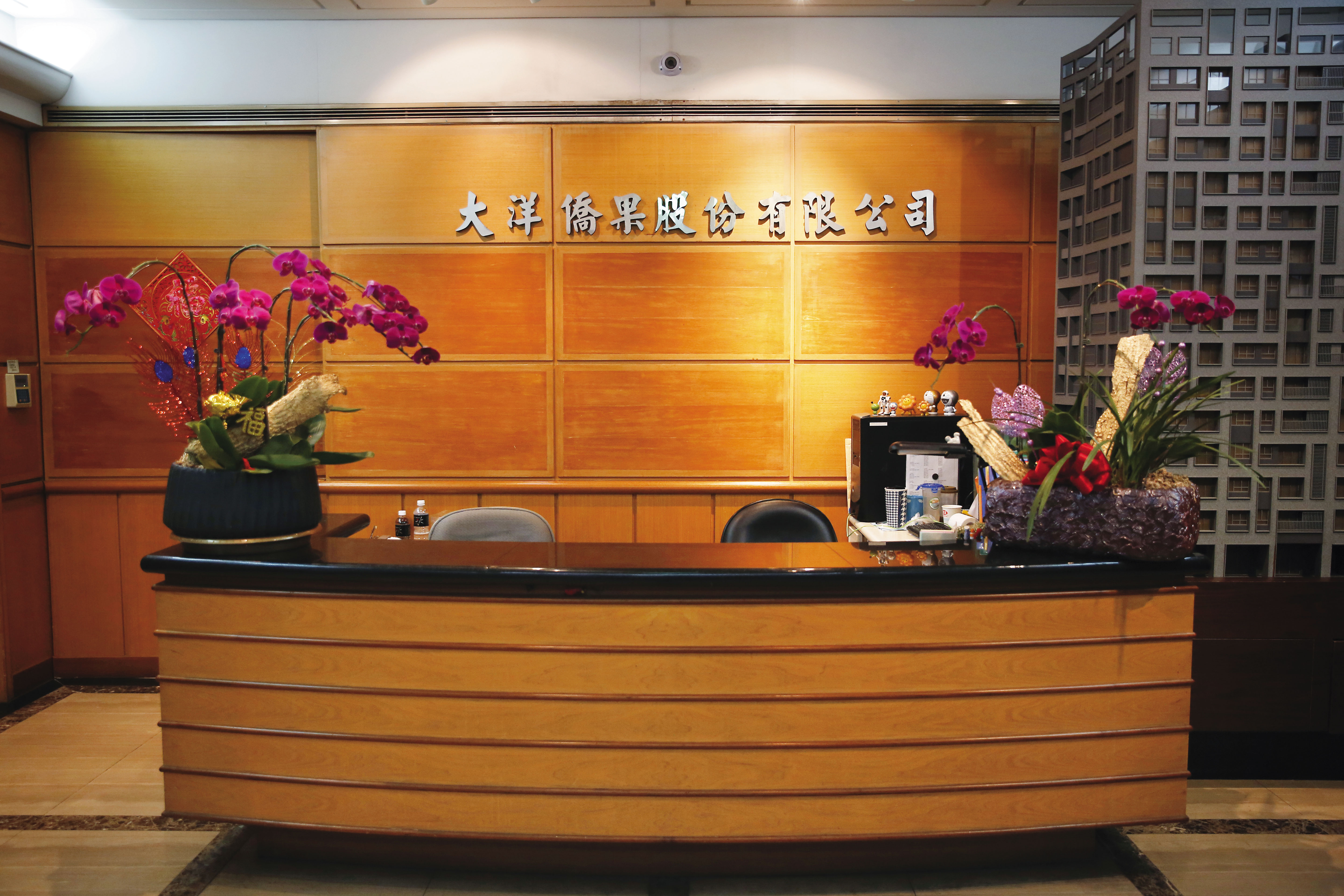 大洋僑果等10家公司是頴川家族用以管理海內外千億資產的控股公司，傳出股票下落不明。