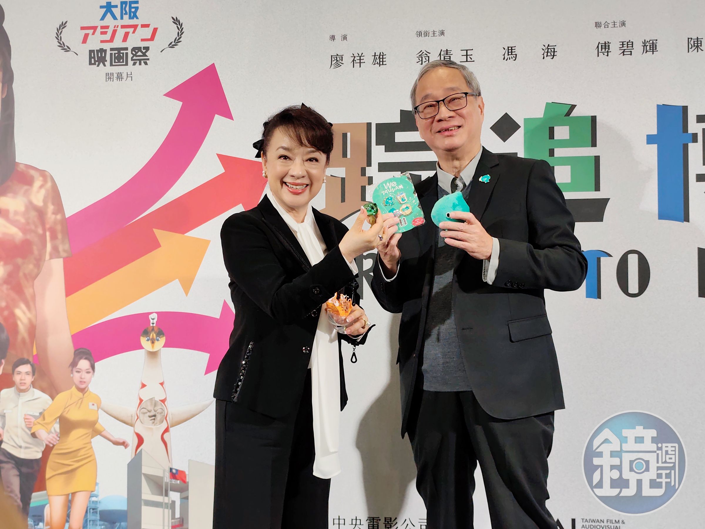 文化部長李遠致贈翁倩玉驚喜小禮物,並稱讚翁倩玉是他那一代人的「大眾情人」。