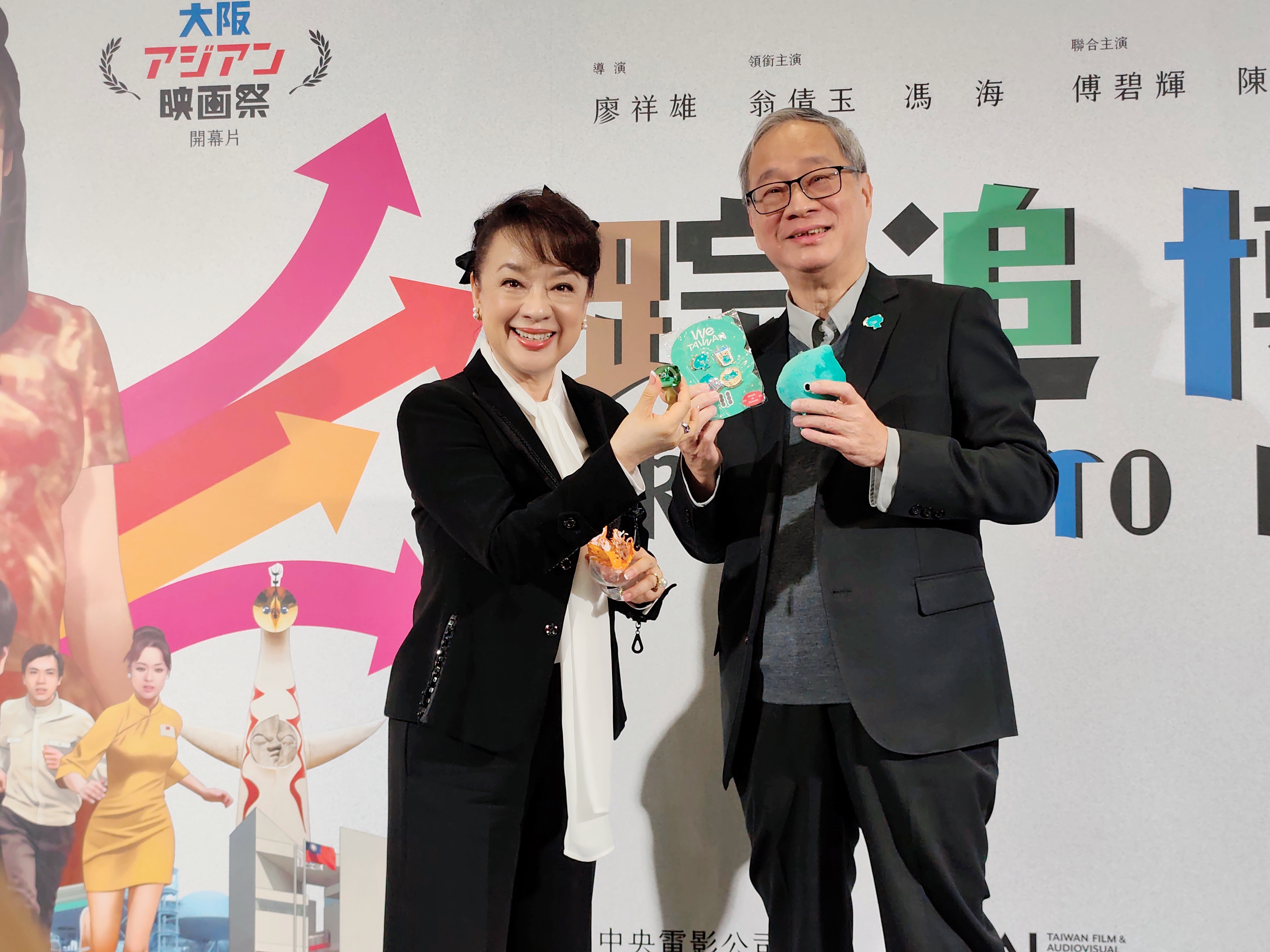 文化部長李遠致贈翁倩玉驚喜小禮物，並稱讚翁倩玉是他那一代人的「大眾情人」。