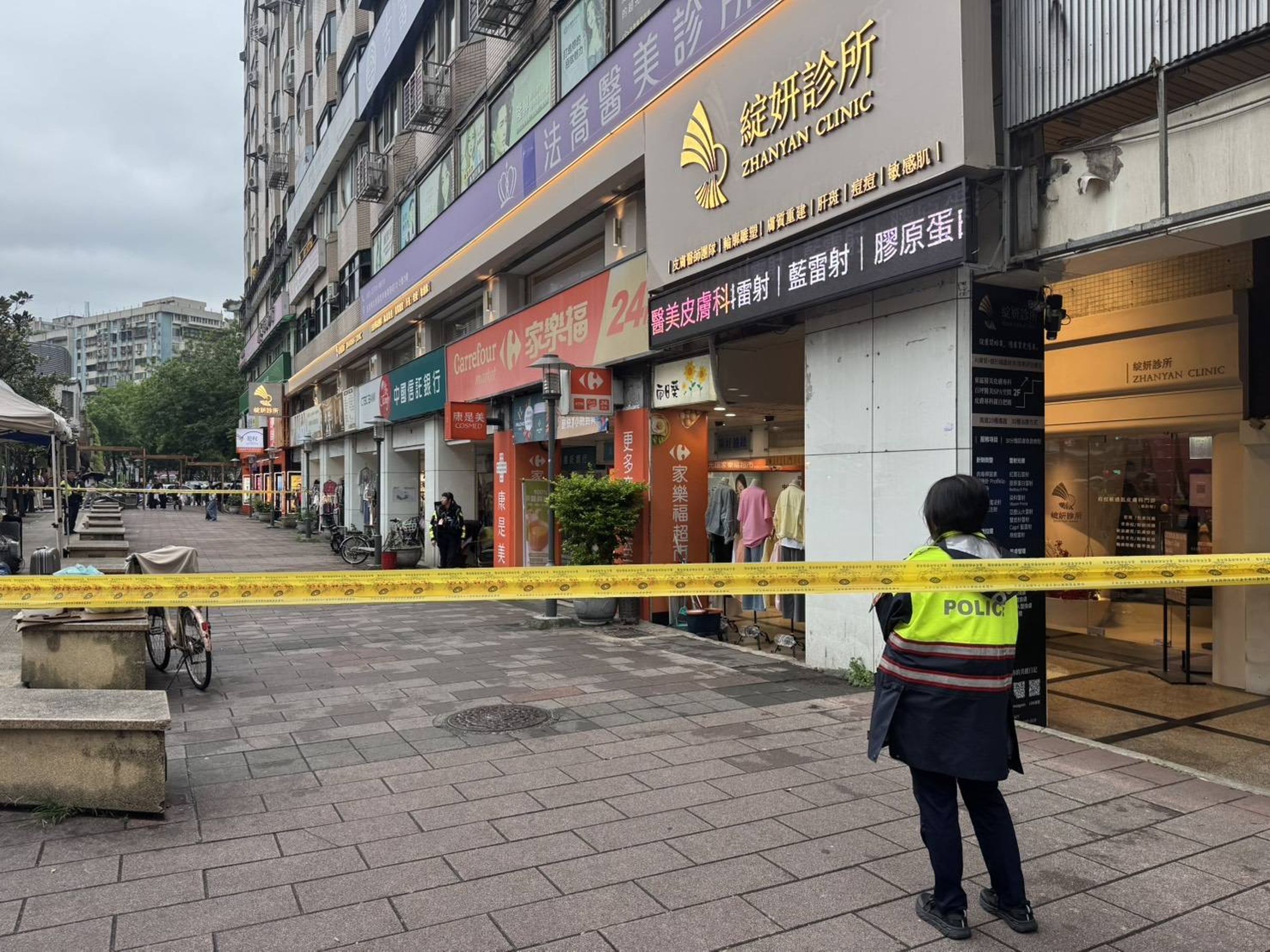 警方迅速到場並封鎖現場。（翻攝畫面）