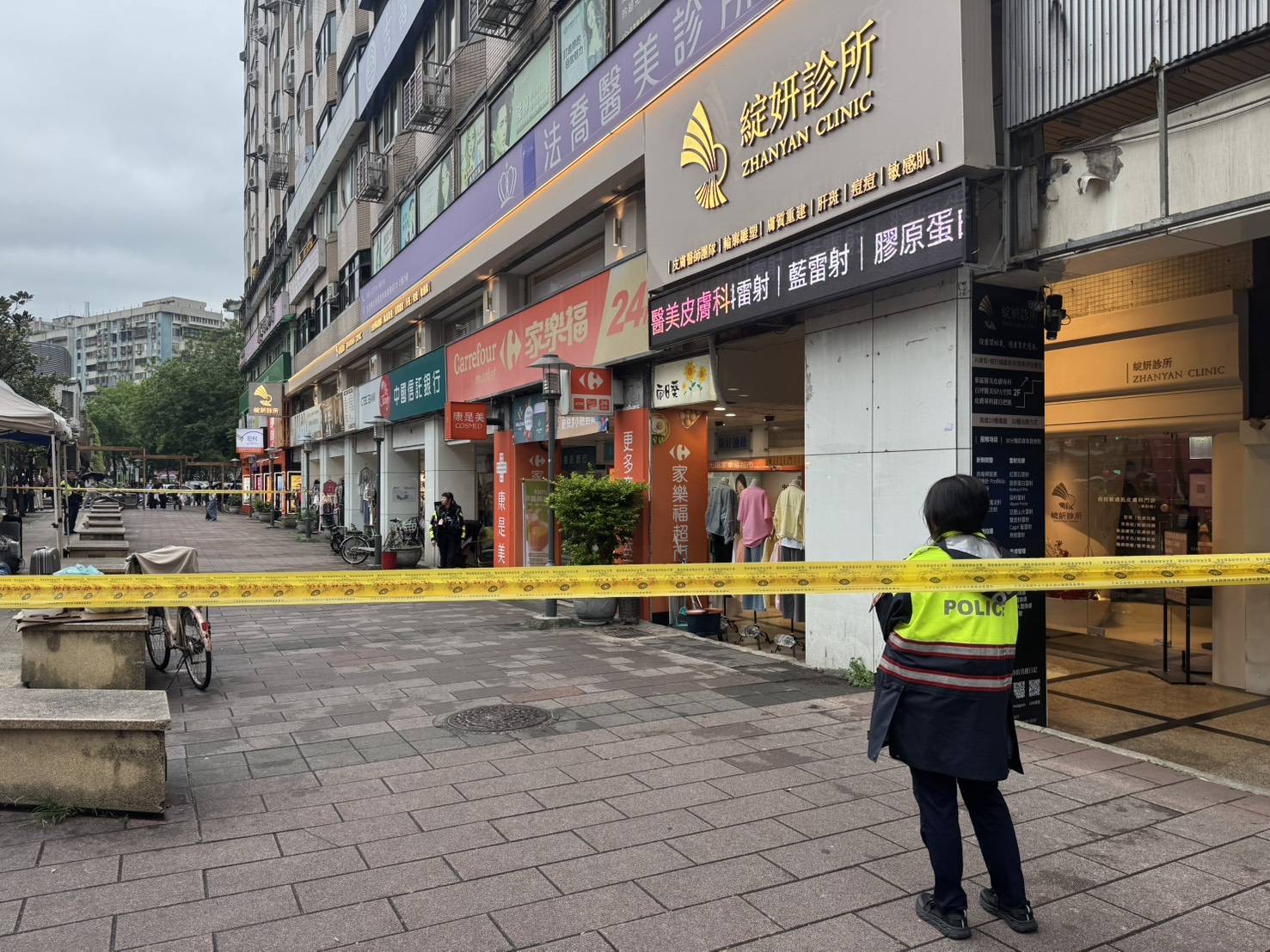 警方迅速到場並封鎖現場。(翻攝畫面)