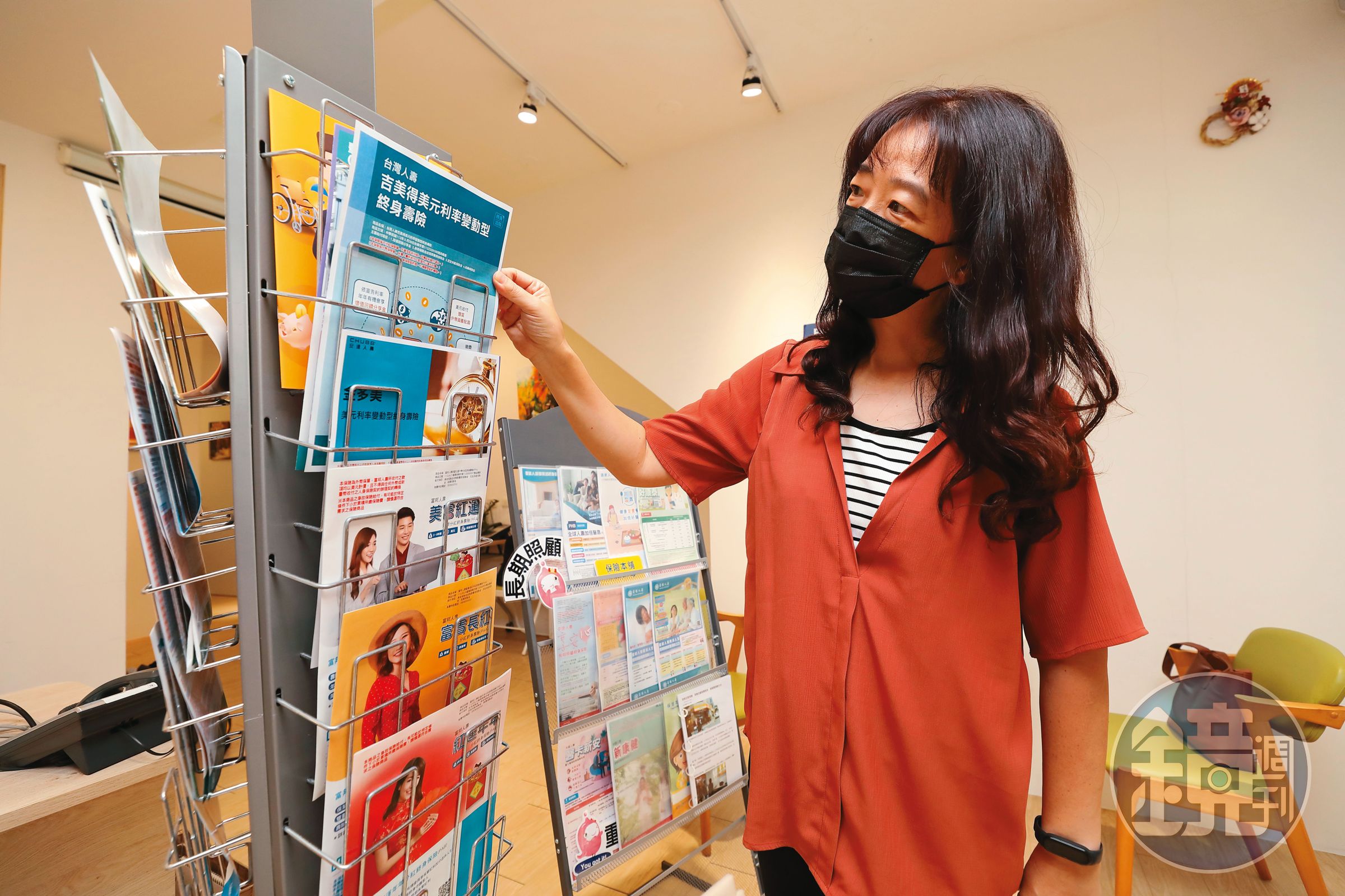 今年以來多家壽險推出宣告利率4%的美元保單,保戶應觀察後續宣告利率變化。