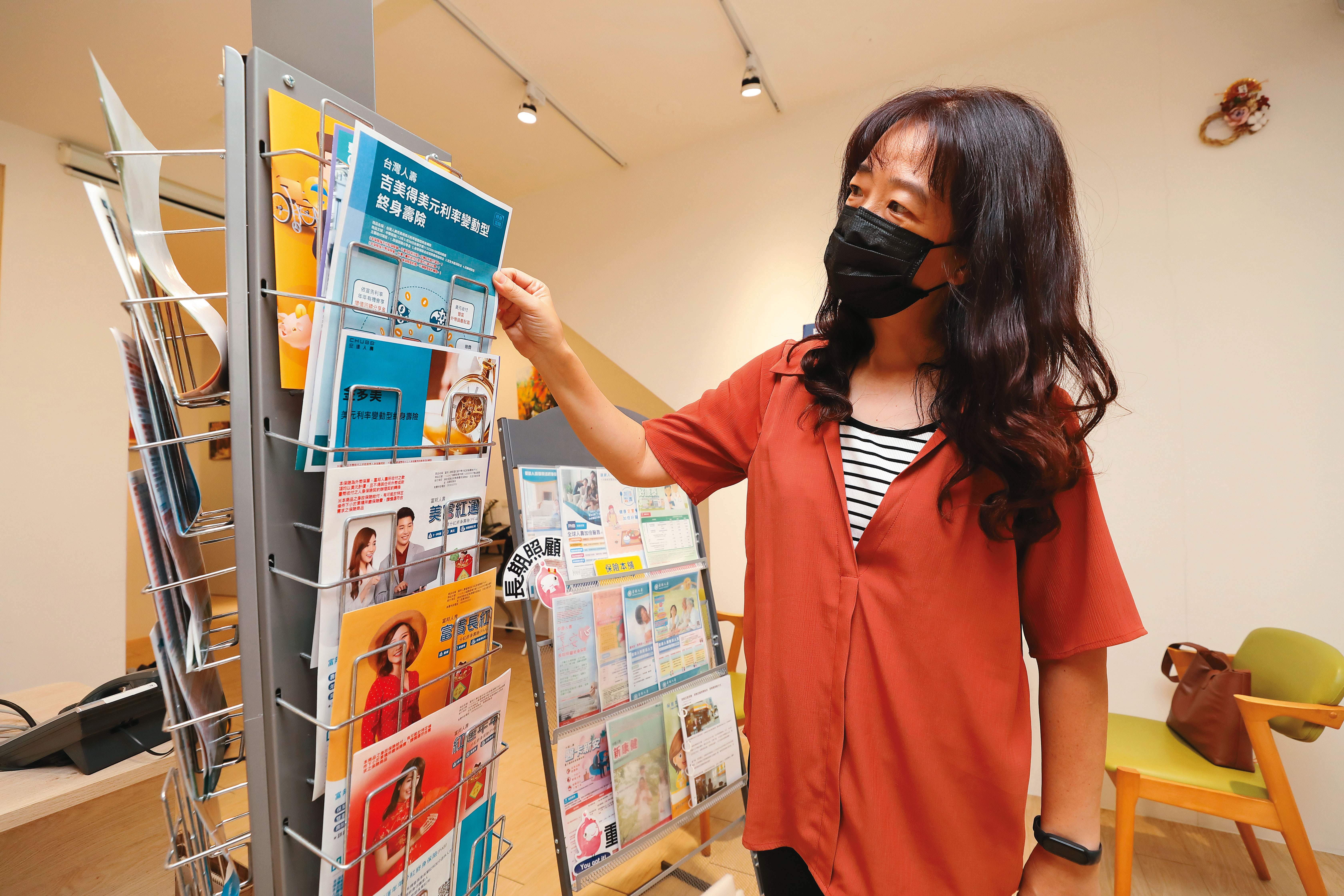 美元保單宣告利率與壽險公司投資績效較有關聯。