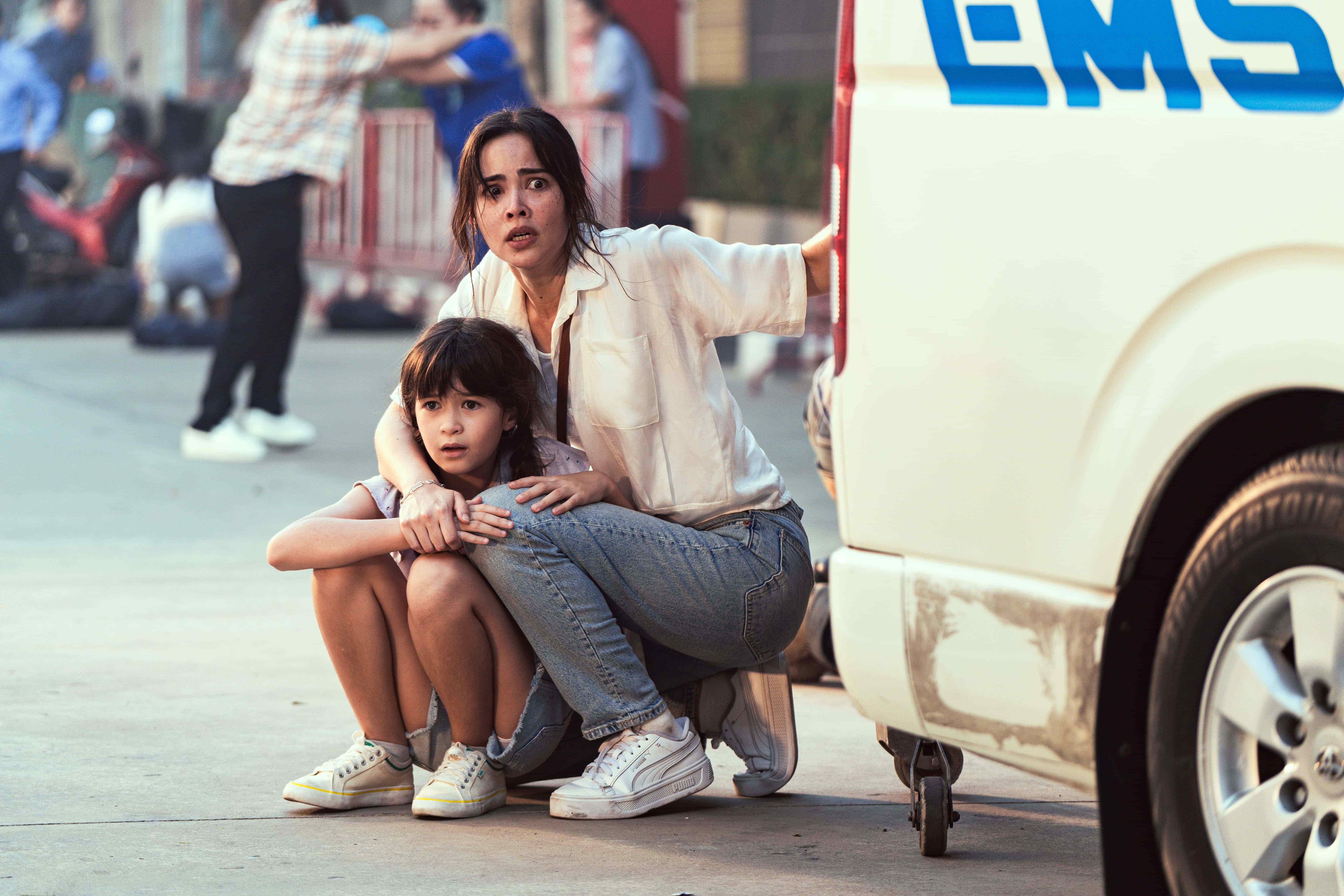 泰國影后Yaya在電影《曼谷淪陷》飾演警探妻子，為幼女不惜激戰魔物。（威視電影提供）