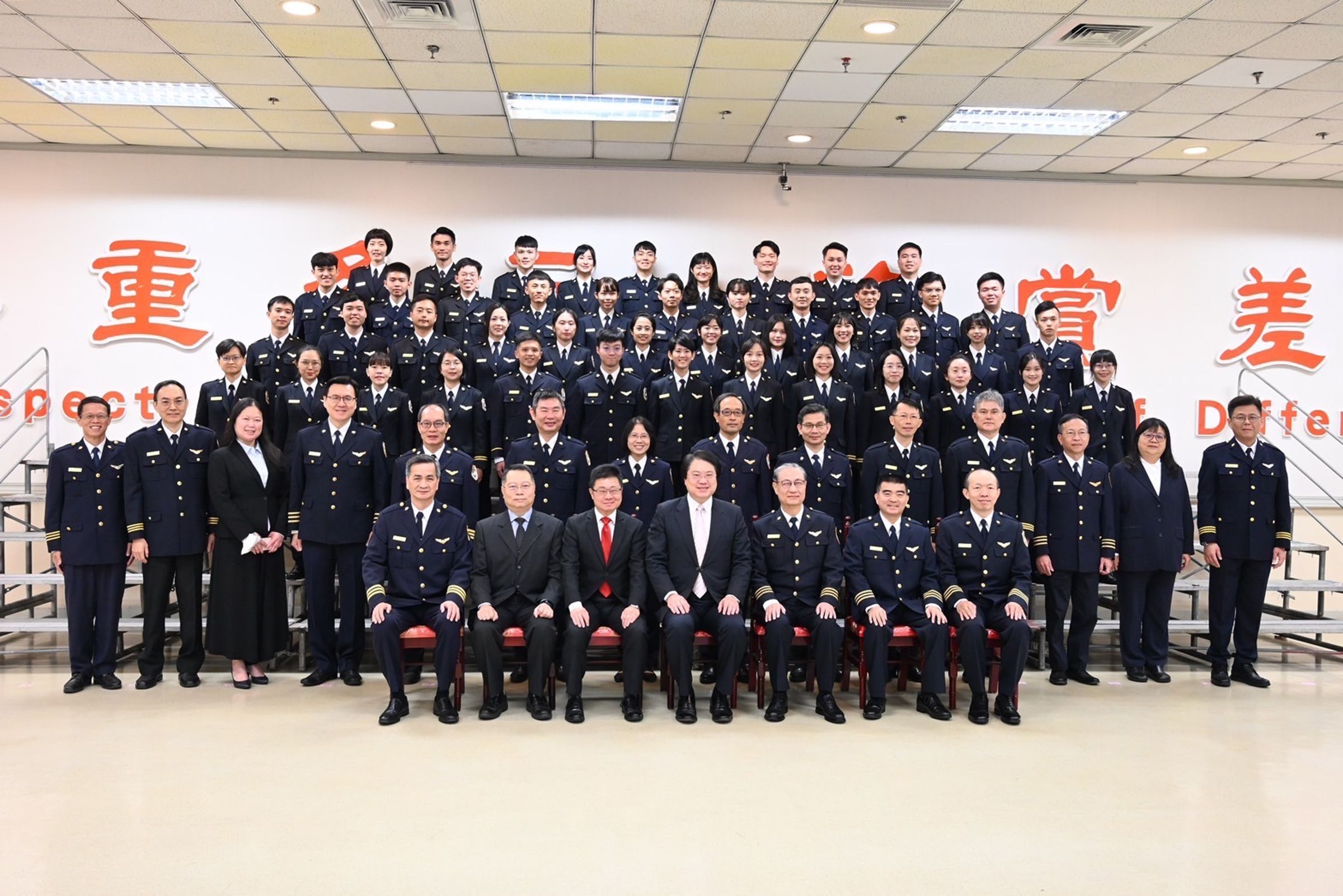 內政部林右昌部長 (前排中)、鐘景琨署長(前排右3)、林宏恩副署長 (前排右2)、陳建成副署長 (前排左1)、謝文忠主任秘書 (前排右1)、保訓會呂建德副主委 (前排左3)及警專王輝傑主任 (前排左2)共同參與移民署移民特考班第11期學員結訓典禮大合照。