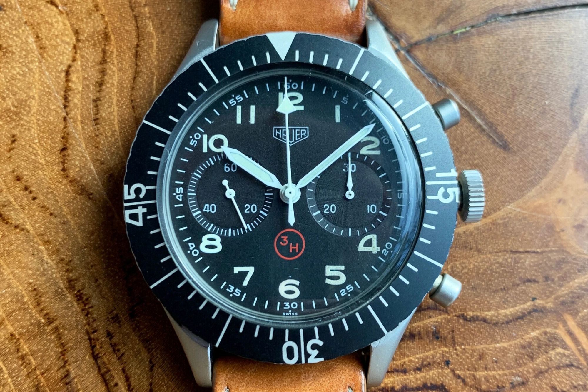 Heuer Bundeswehr 1550 SG 飛行員計時碼錶，為 1960–70 年代西德聯邦國防軍（Bundeswehr）配發用錶，採用 Valjoux 230 機芯，面盤標示紅色 3H 表示氚夜光塗料。