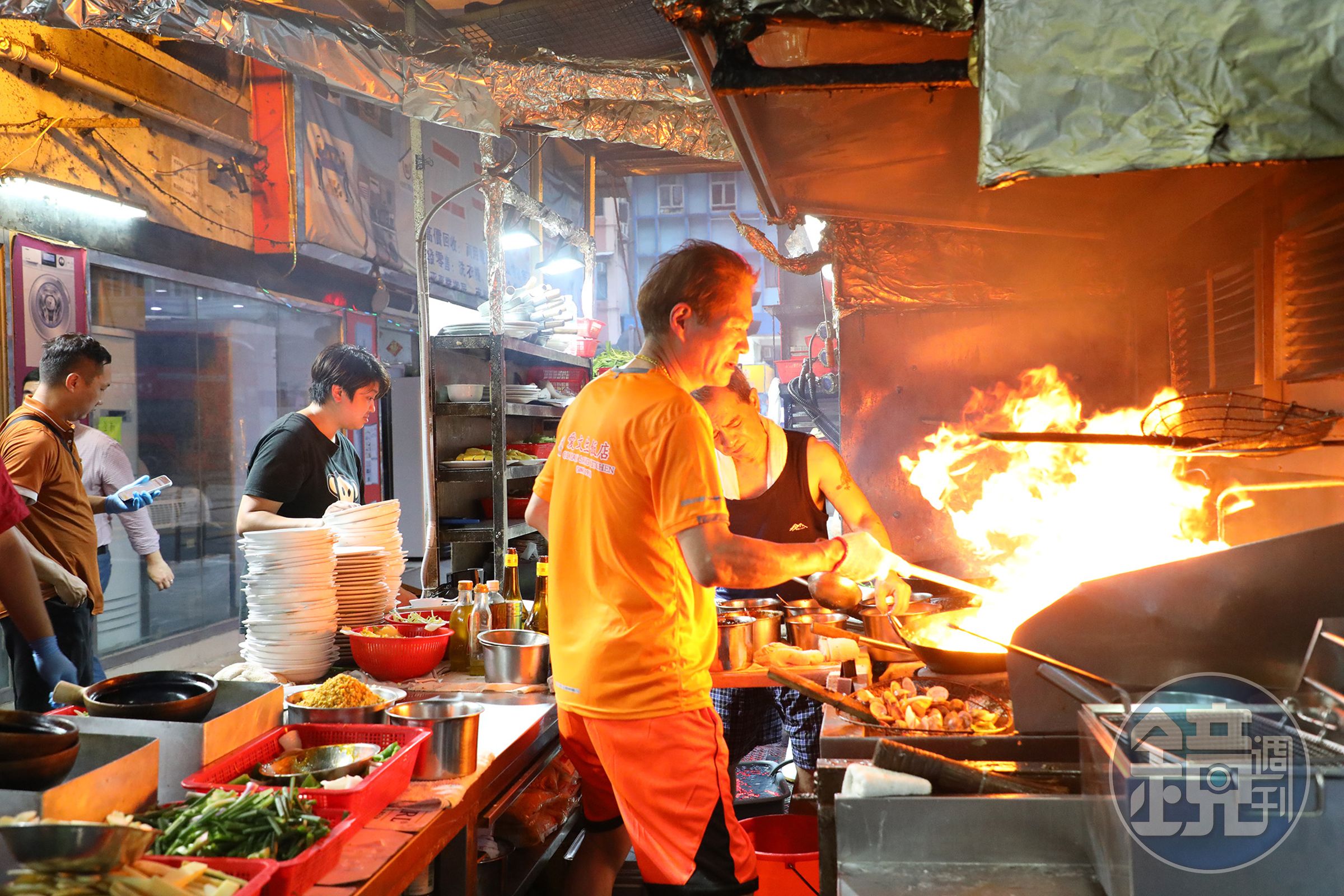 在香港大排檔數量日益減少的今日,愛文生飯店以其火水爐與鑊氣小炒,成為香港街頭飲食文化的珍貴活化石。