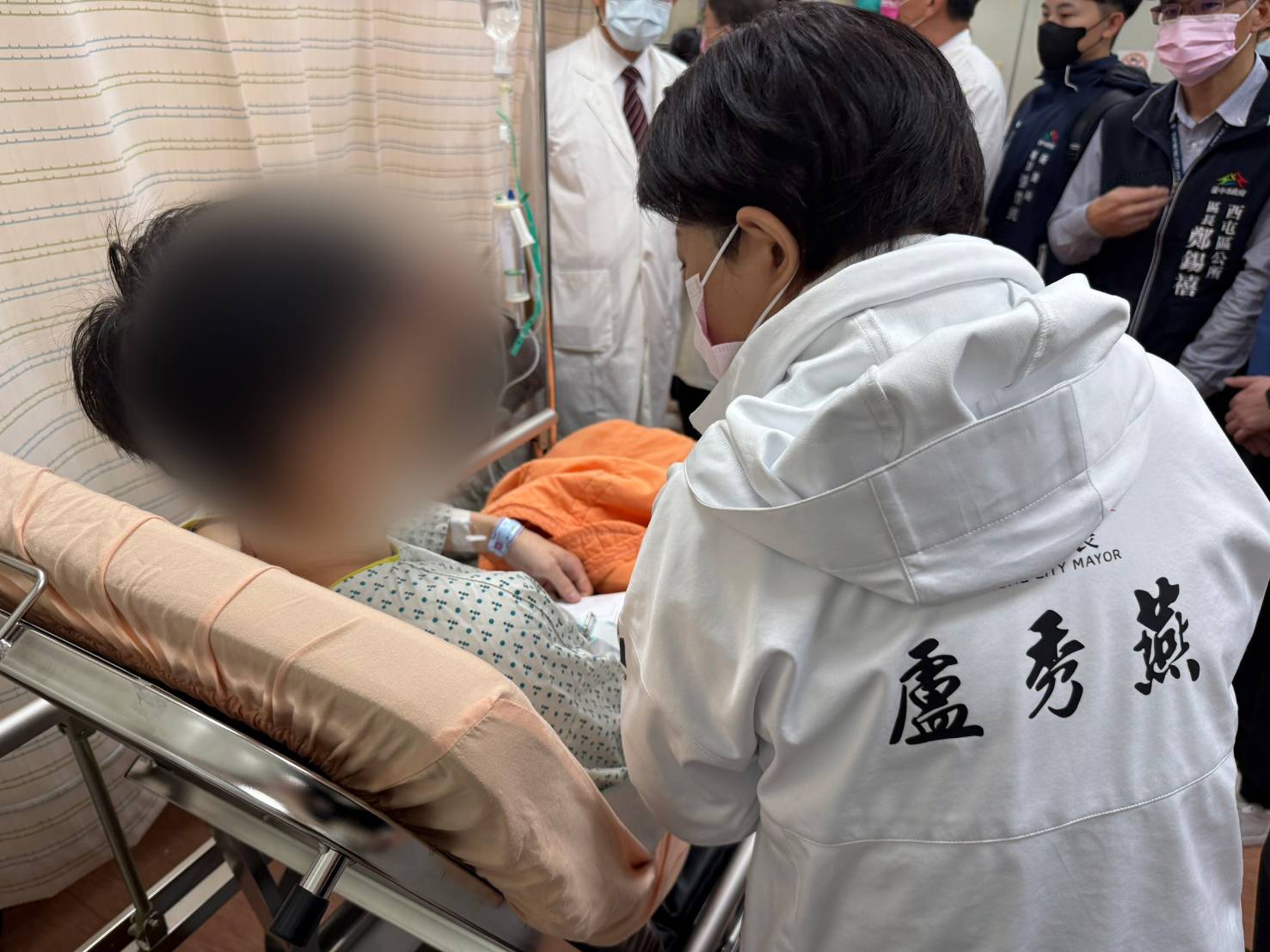 市長盧秀燕探視受傷者。（市府提供）