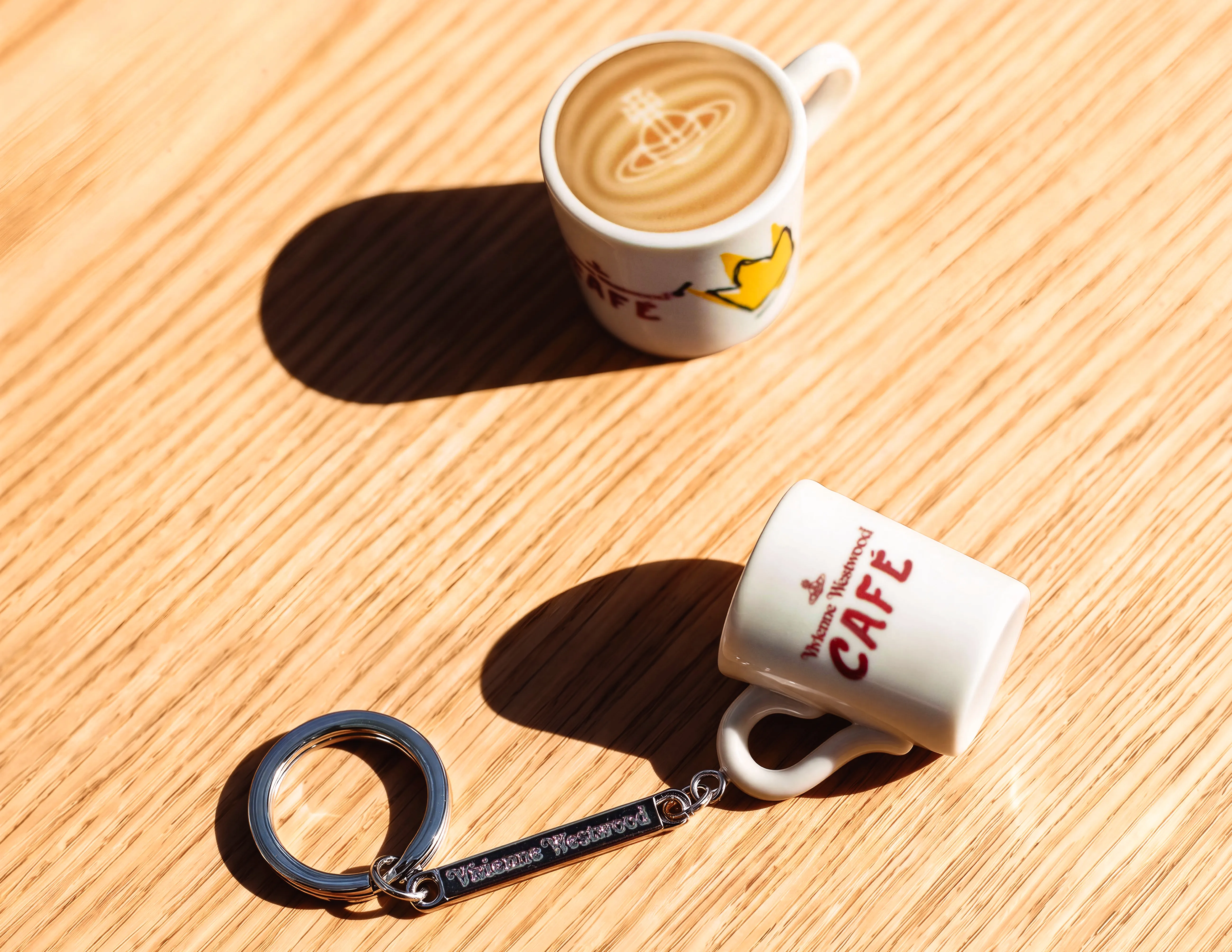 Vivienne Westwood Café Collection是為慶祝品牌Café概念於亞洲的拓展而誕生。馬克杯造型吊飾價格店洽（永三提供）       