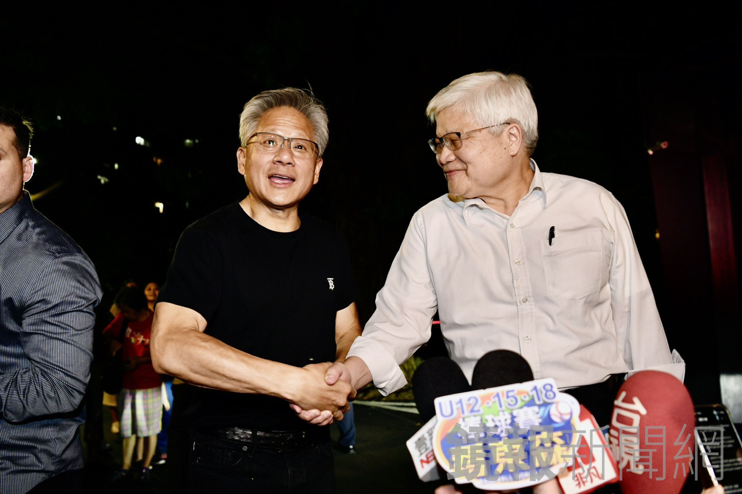 黃仁勳和魏哲家餐敘後受訪不斷互相稱讚。(鏡報李智為)