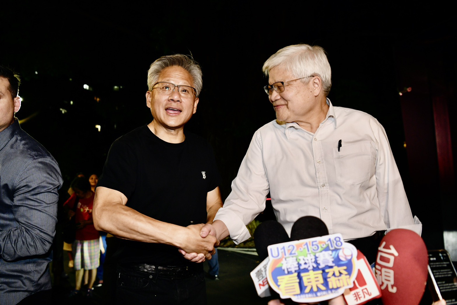 黃仁勳和魏哲家餐敘後受訪不斷互相稱讚。（鏡報李智為）