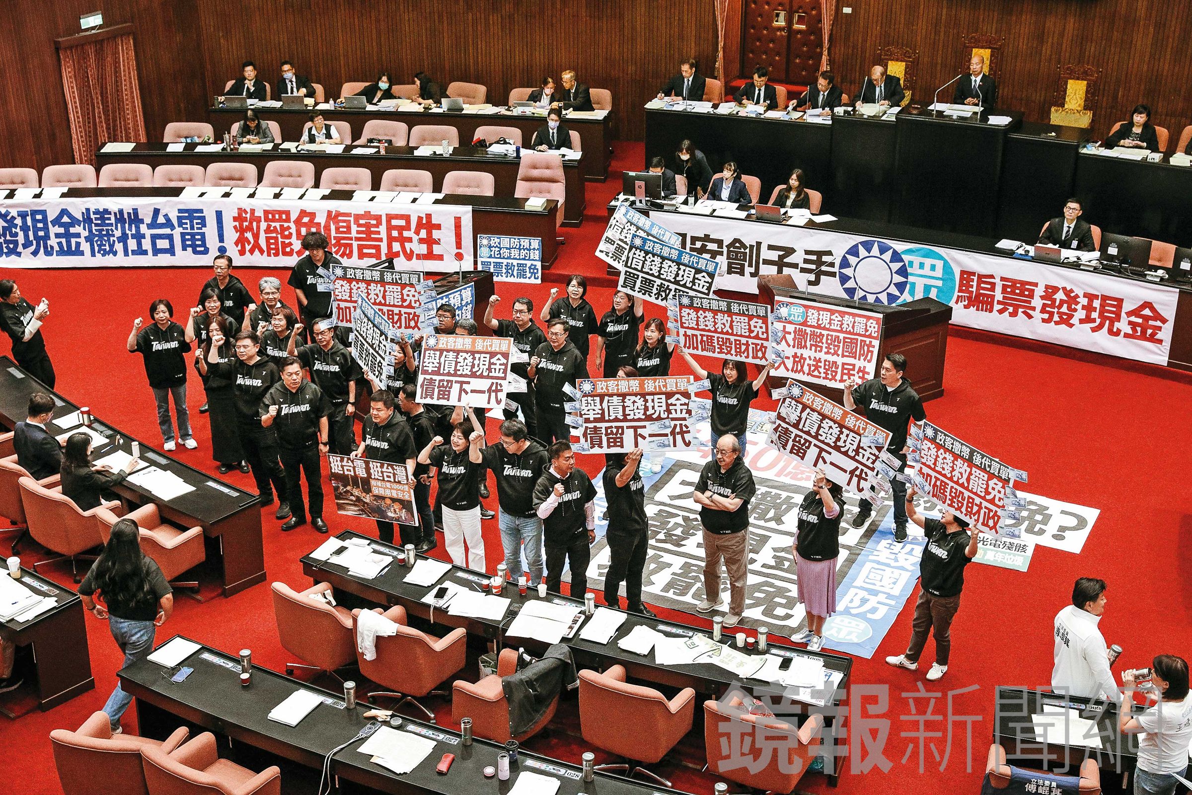 在野黨主張「還稅於民」普發現金1萬元，引發朝野激烈碰撞。（鏡報鄒保祥攝）