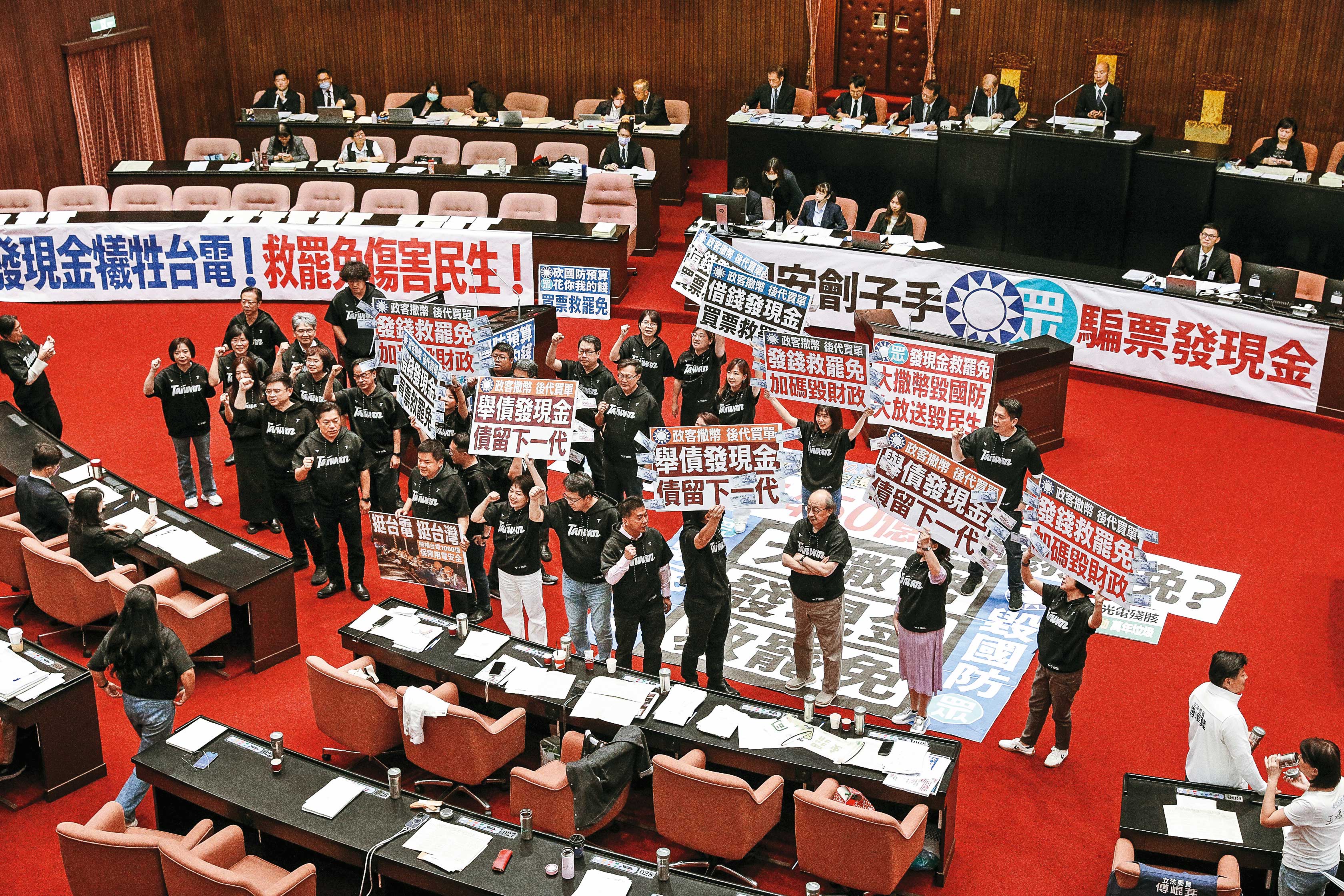 在野黨主張「還稅於民」普發現金1萬元，引發朝野激烈碰撞。（鏡報鄒保祥攝）