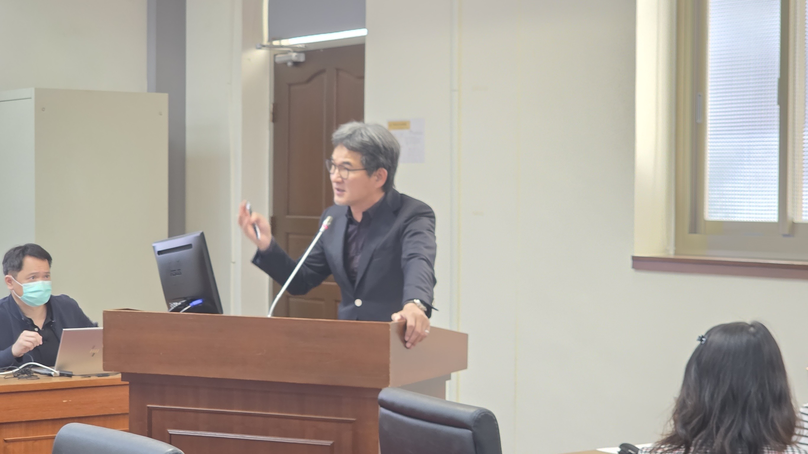 劉建國今在立院經濟委員會質詢農業部長陳駿季，關心國家級動植物防檢疫診斷研究暨服務中心進度。（劉建國辦公室提供）
