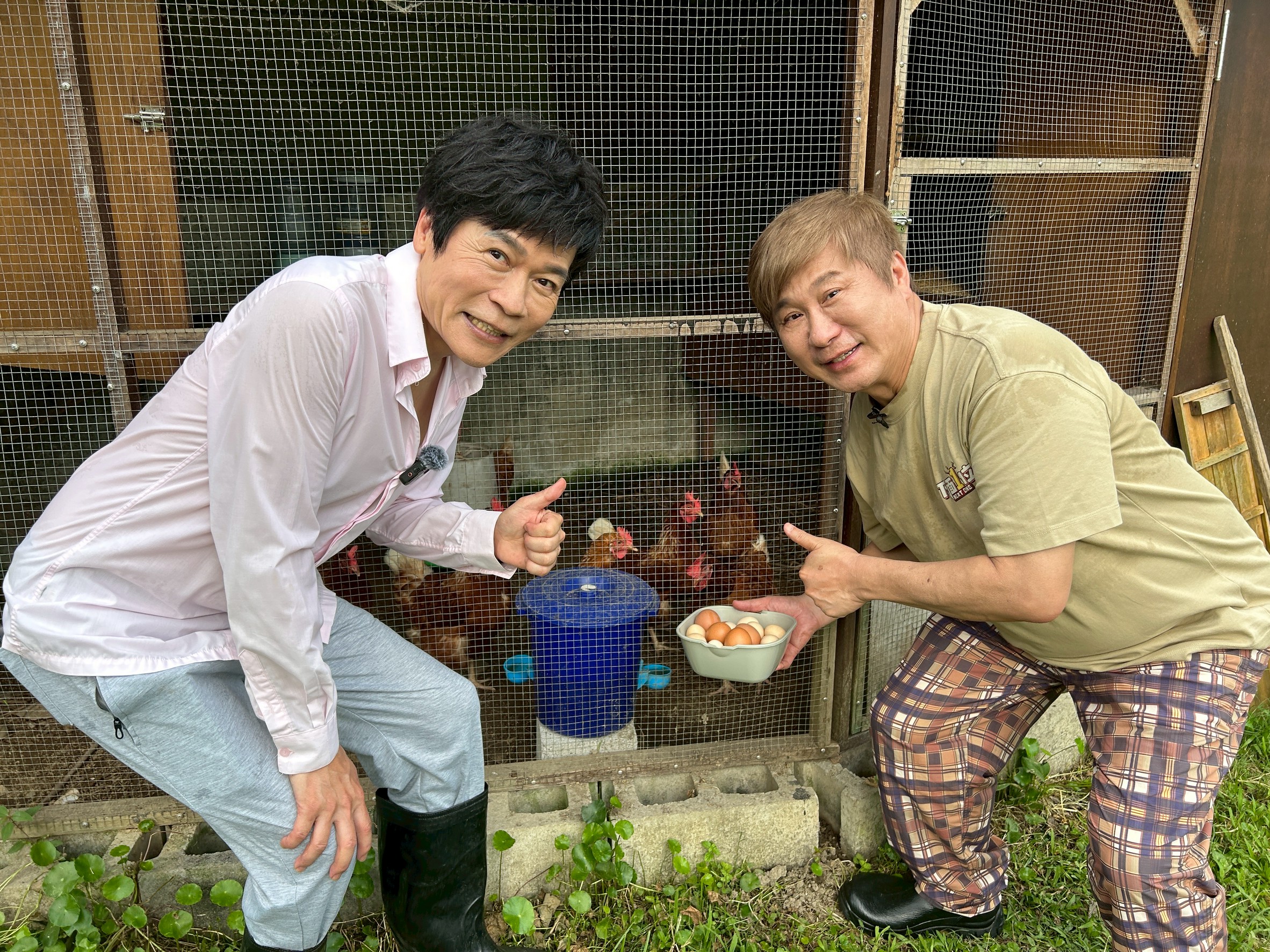 洪榮宏錄影與胡瓜分享田園生活。（下面一位提供）