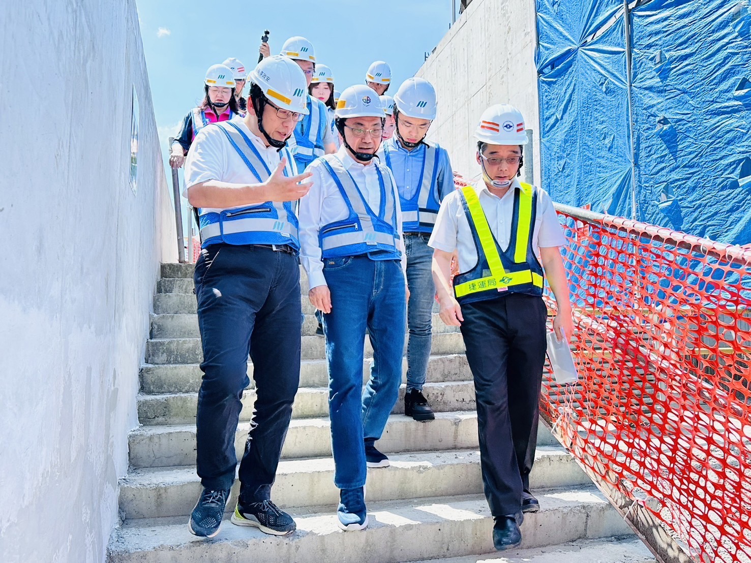 侯友宜與雙北捷運局團隊進入萬大中和線工地。（新北市政府捷運工程局提供）