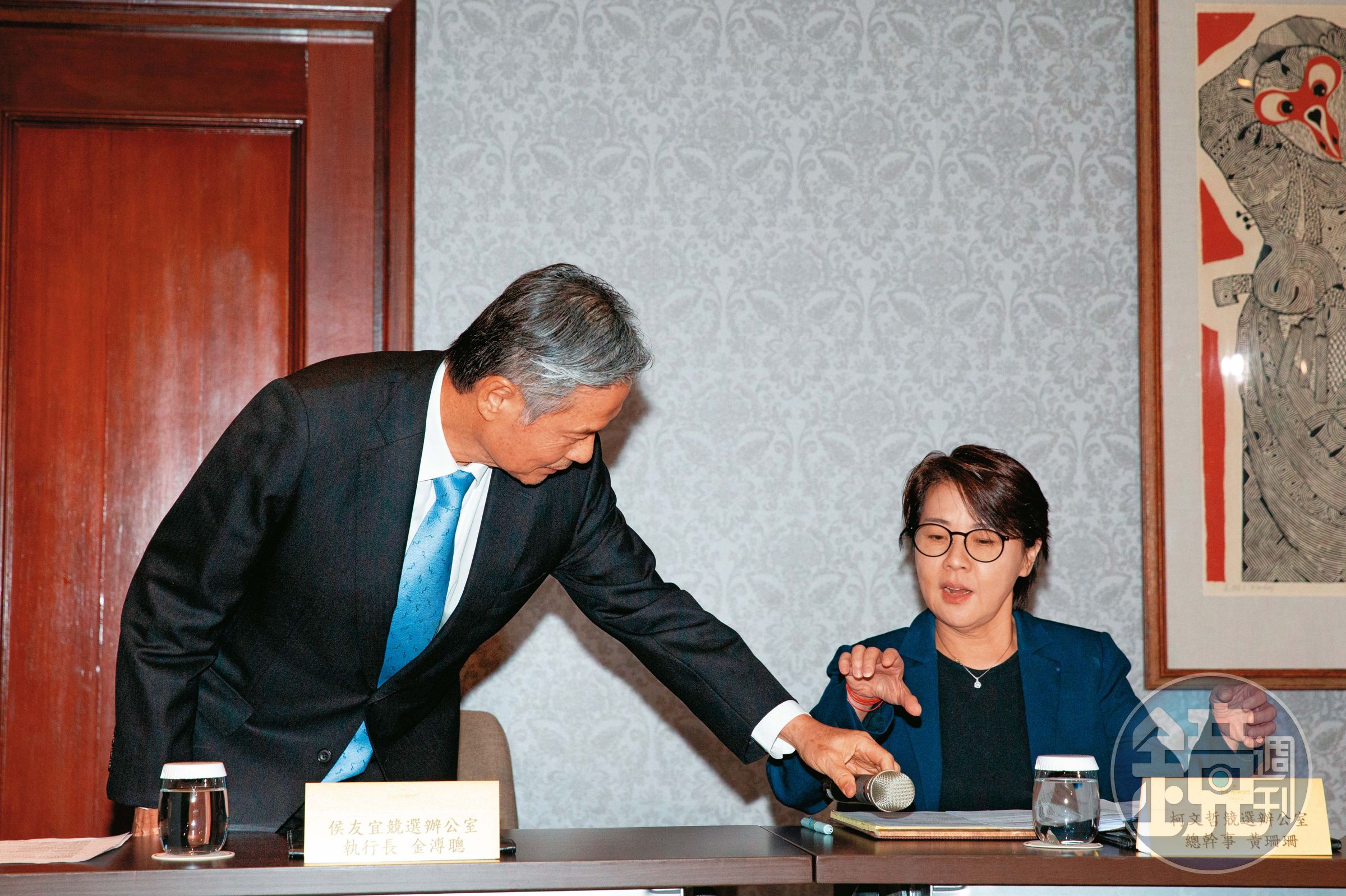 侯陣營競辦執行長金溥聰(左)與柯陣營選舉總幹事黃珊珊(右)首度會談,在最關鍵的整合方式上,雙方各持己見難以調合。(翁睿坤攝)