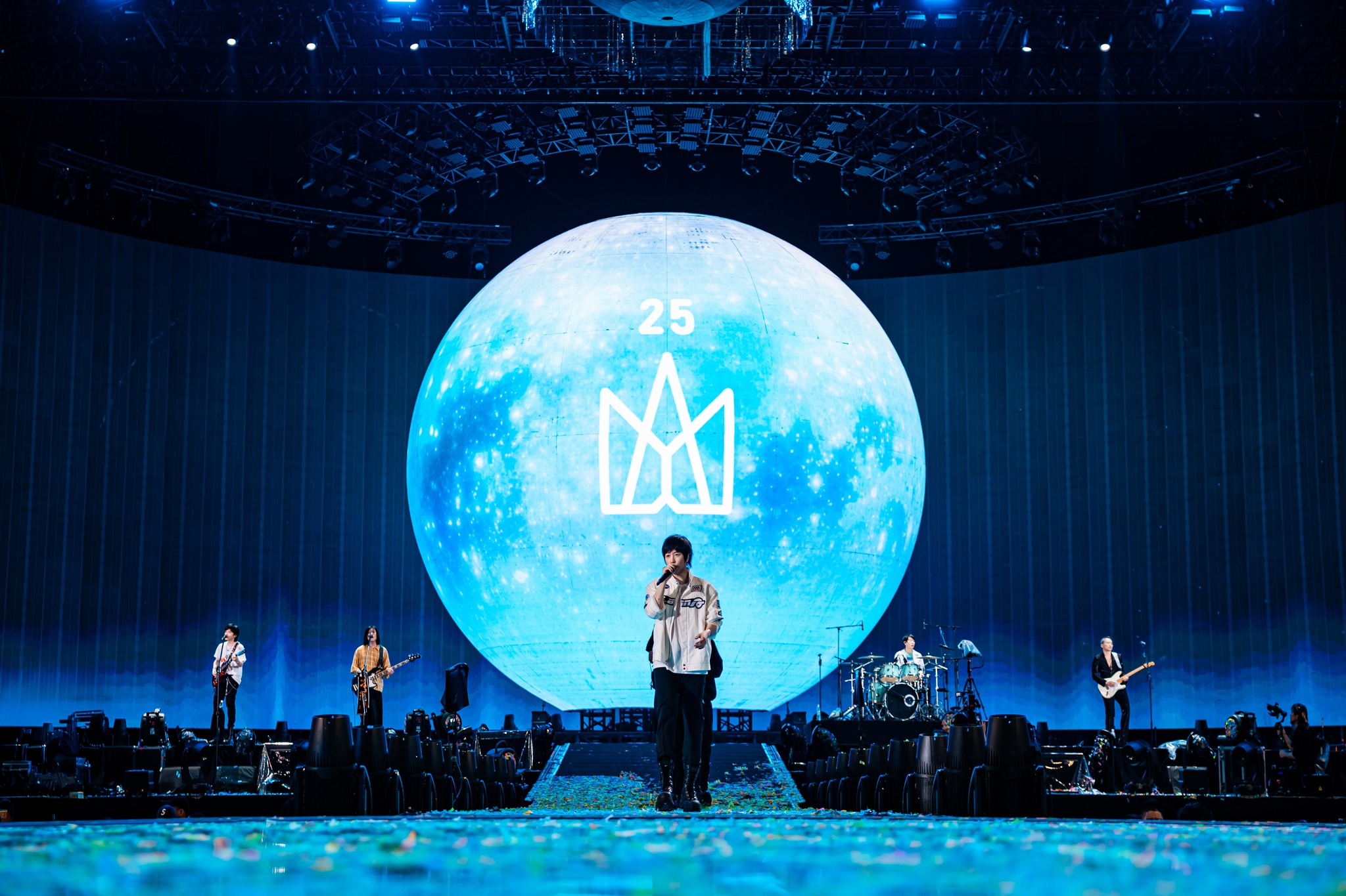 五月天鳥巢演唱會新增了18 米十字延伸台，環場巴士與延伸舞台齊發。（翻攝相信音樂臉書）