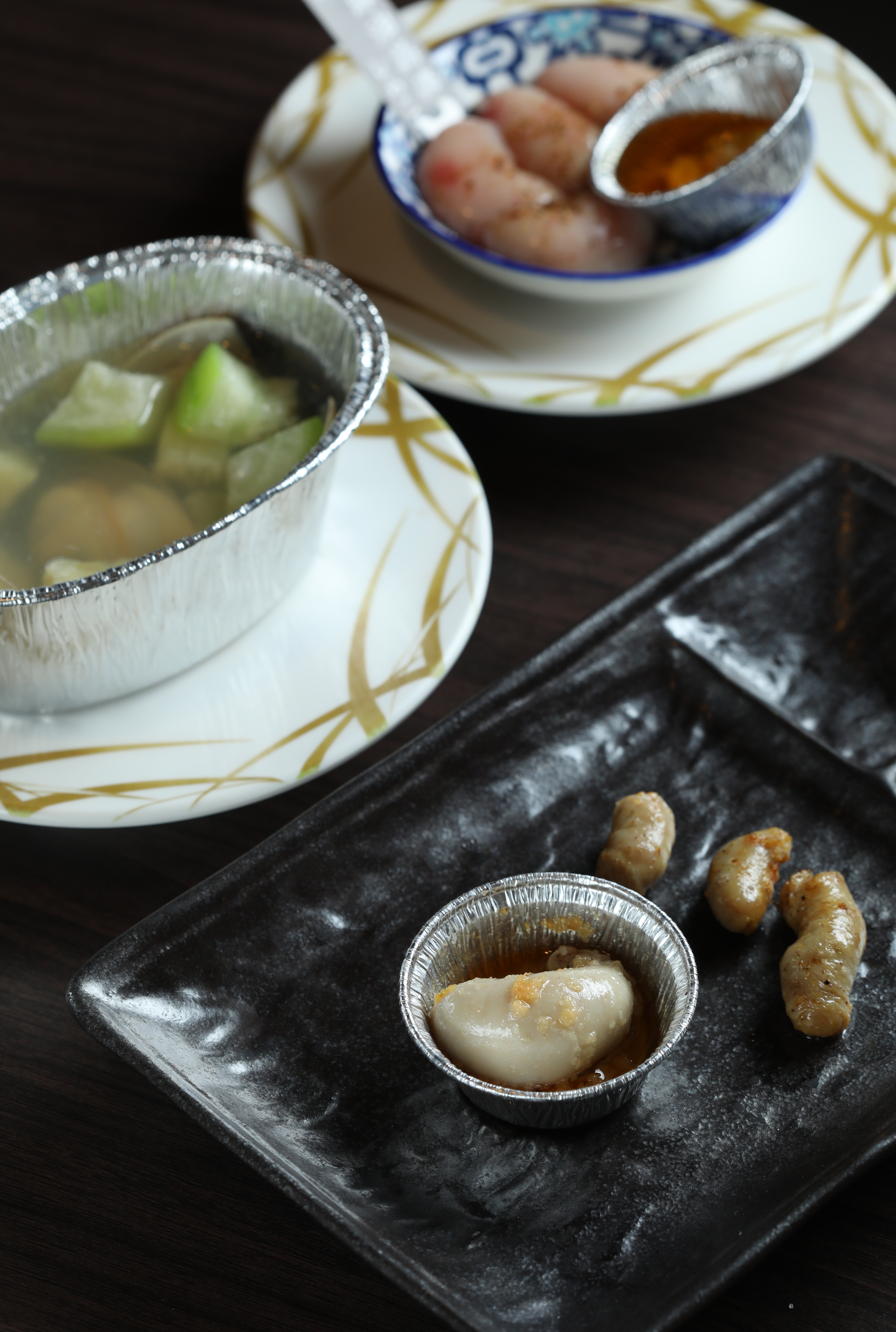 烤肉好朋友「絲瓜蛤蜊」(後,66元/份)與店長激推的「麻油雞佛」(前,88元/份),雞佛可以直上烤盤或者放在麻油裡煮。