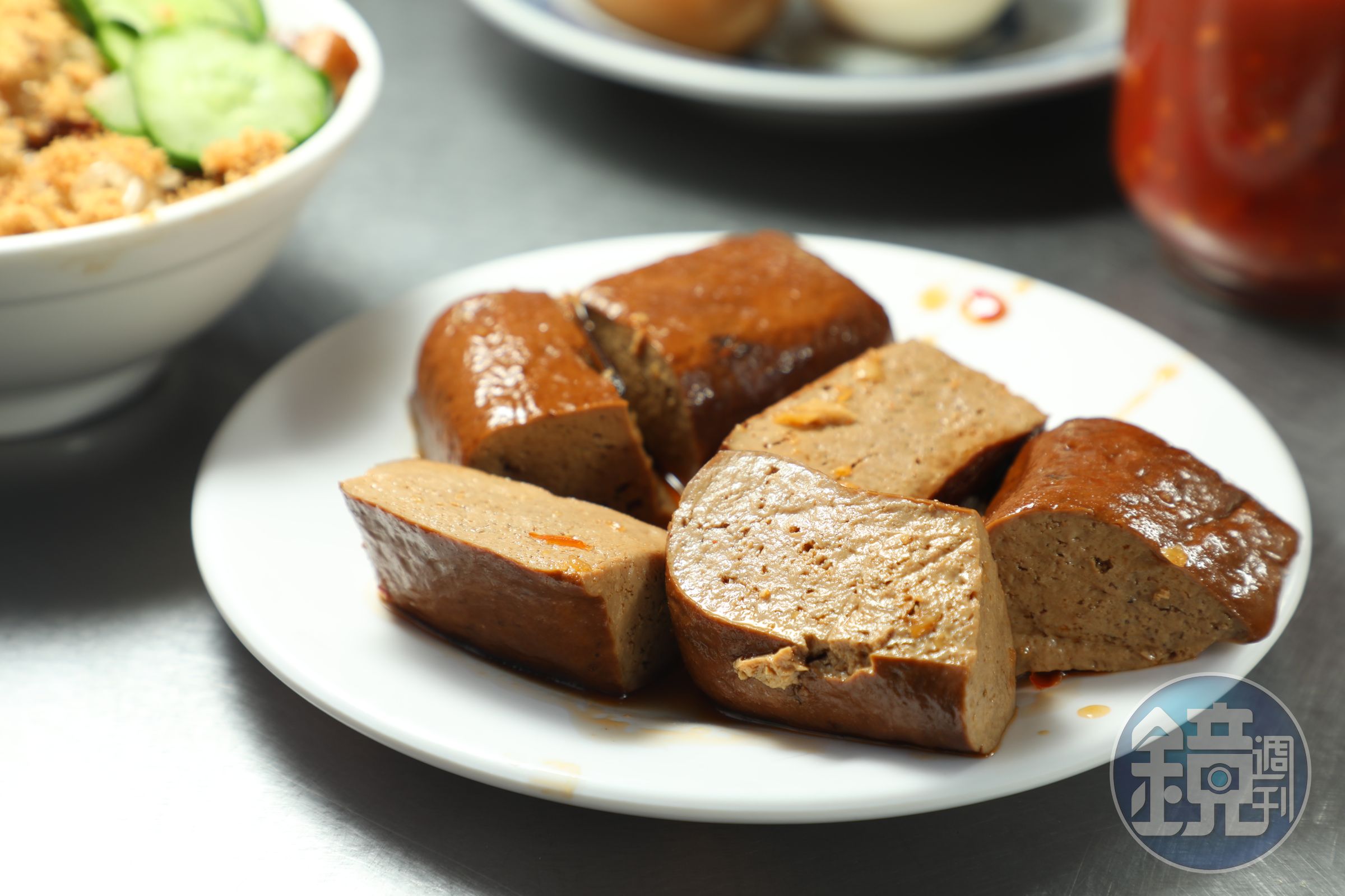 老闆娘特製的「豆乾」,入口會爆汁。(30元/個)