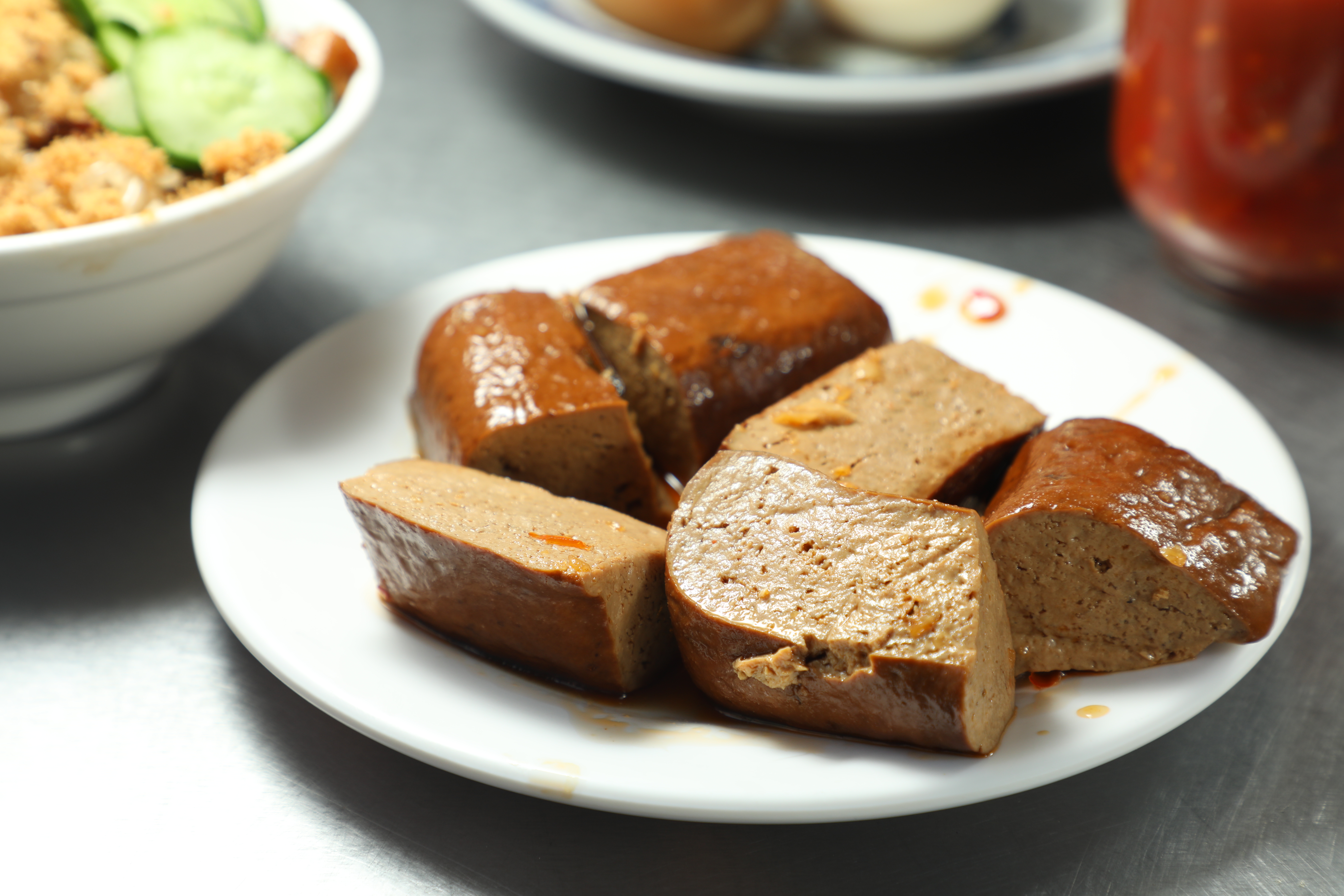 老闆娘特製的「豆乾」，入口會爆汁。（30元／個）