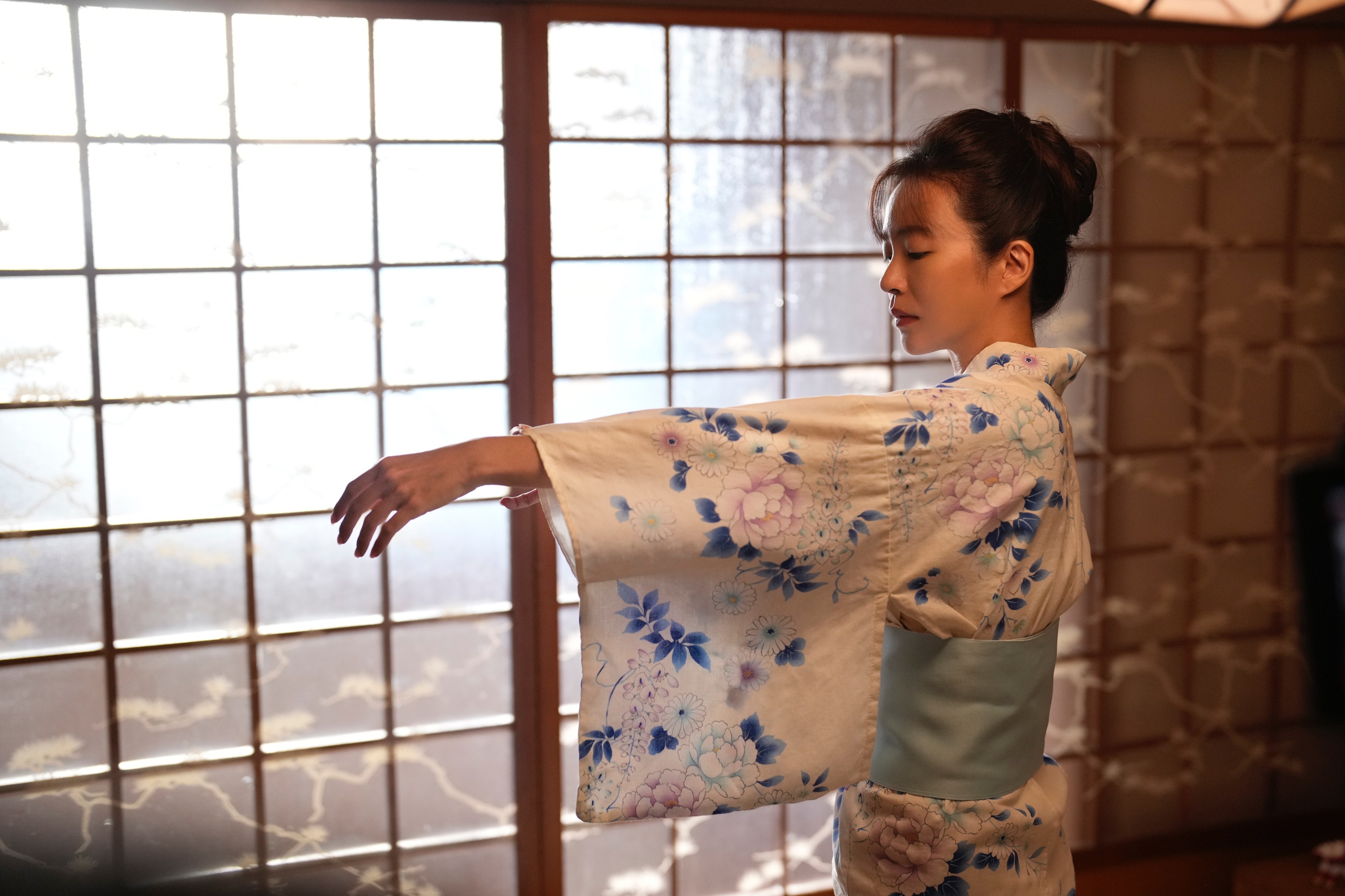 片中高宇蓁有多款華麗的和服造型,代表角色不同的生命階段與個性。(后花園影像提供)
