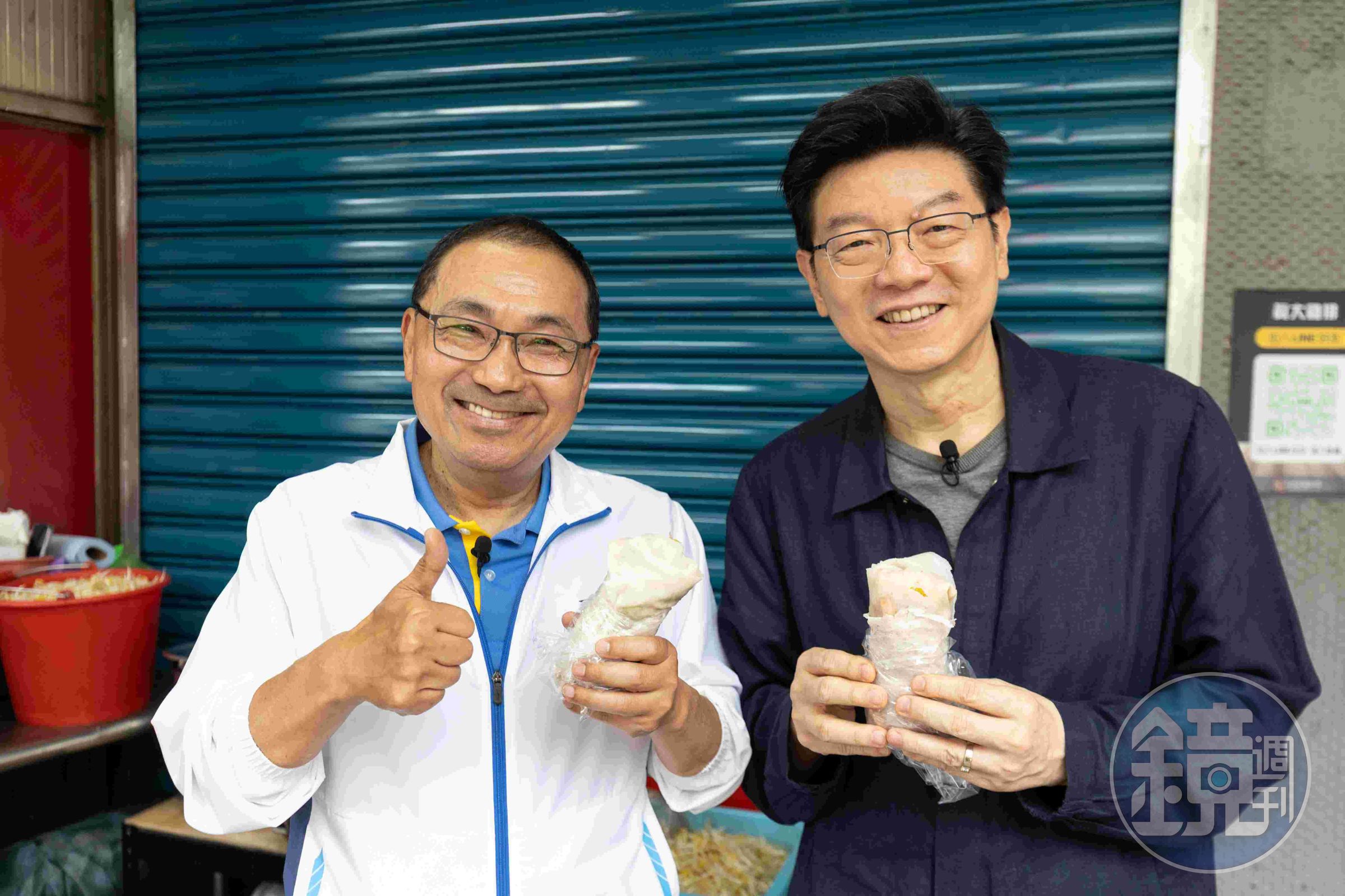 新北市長侯友宜最愛吃潤餅,推薦裴社長(右)到板橋品嘗小吃的第一站就是源珍潤餅捲。