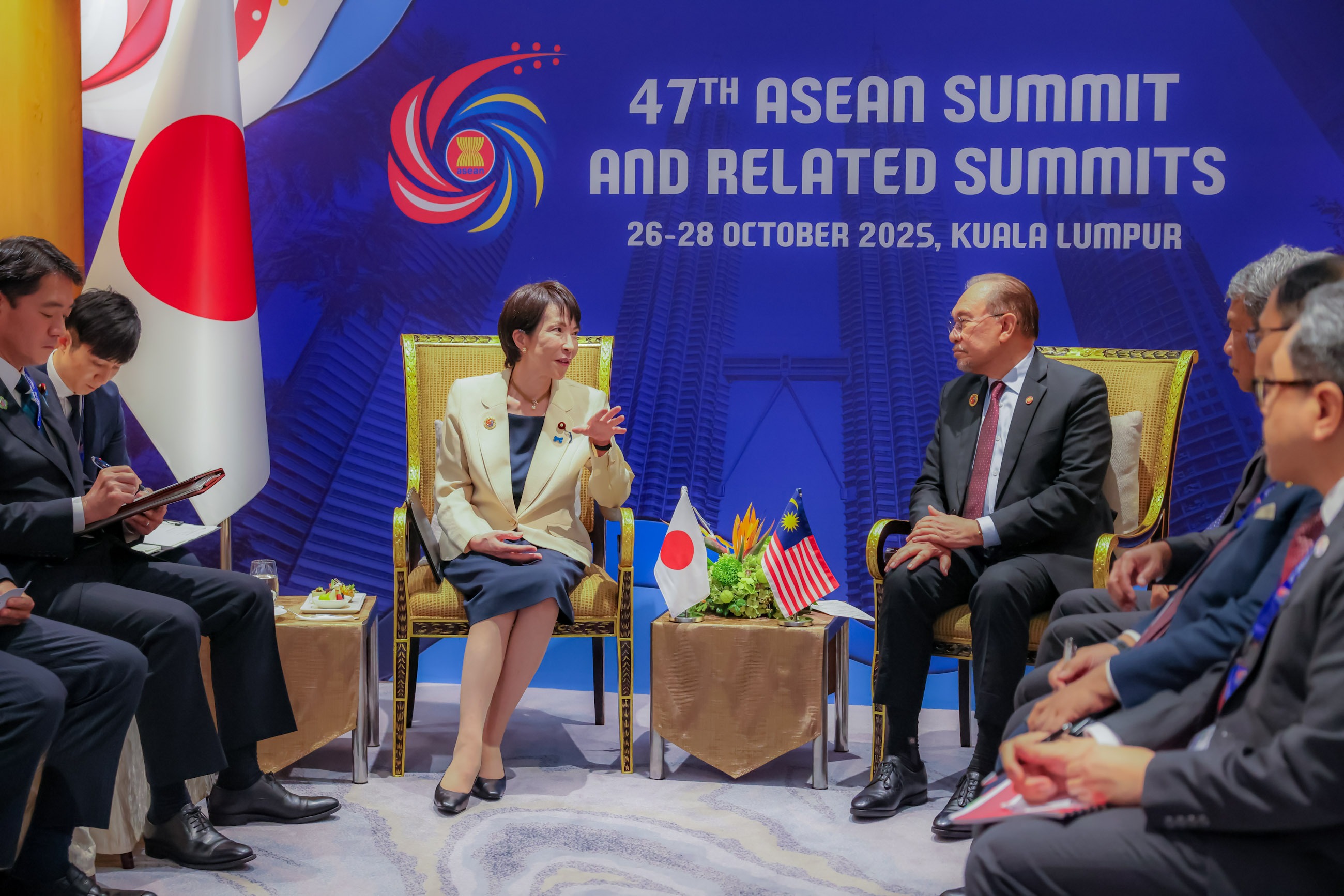 主辦國馬來西亞首相安華(右)特別向高市致意,幽默地說:「我的太太與女兒們都全力支持妳!」。(翻攝自高市早苗X)