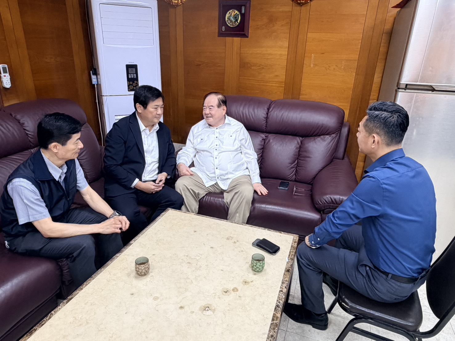 新北市警察局副局長林武宏率刑大副大隊長徐子胤及三重分局副分局長施嘉文等3員,前往拜會李乾龍。(警方提供)