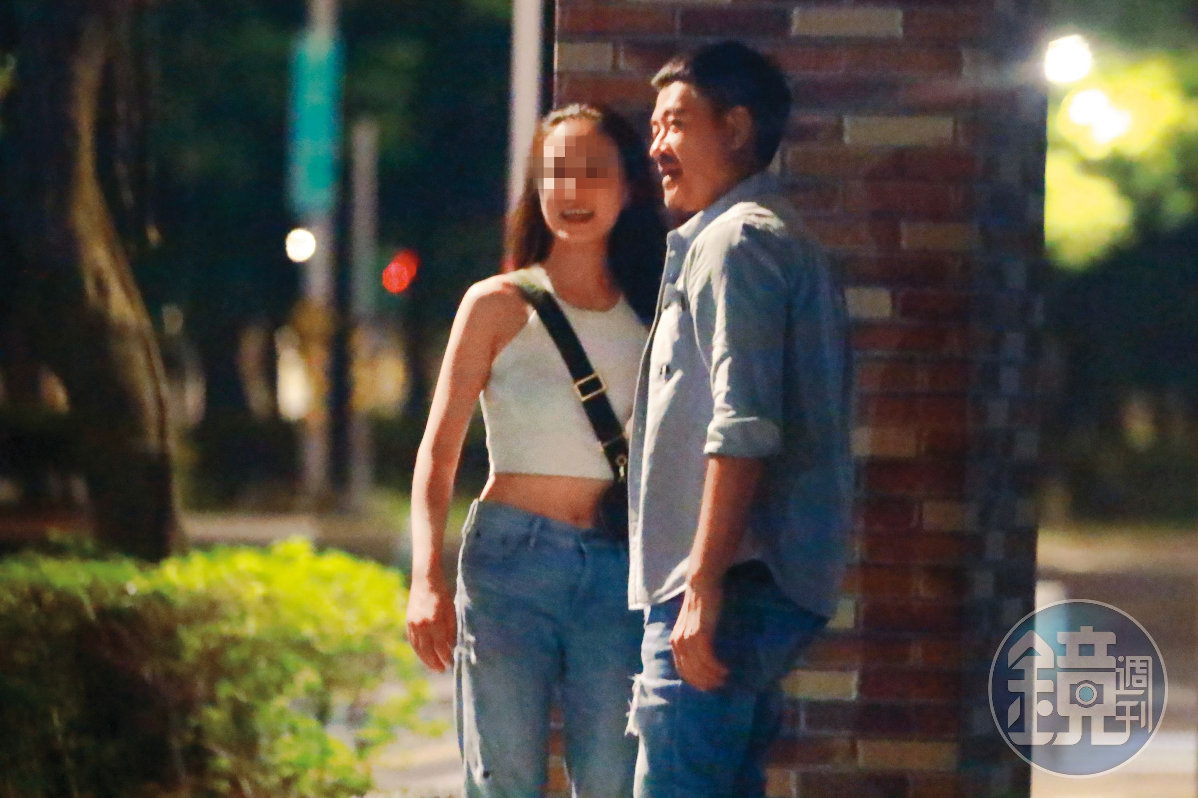 柯叔元(右)曾被本刊目擊街頭擁辣妹。