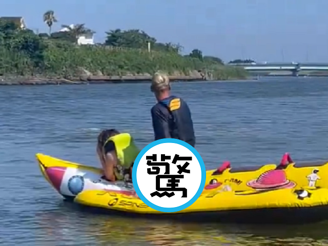 夏天就是要玩水！情侶划香蕉船大玩「香蕉式」，任鄉民看活春宮。（翻自X平台）