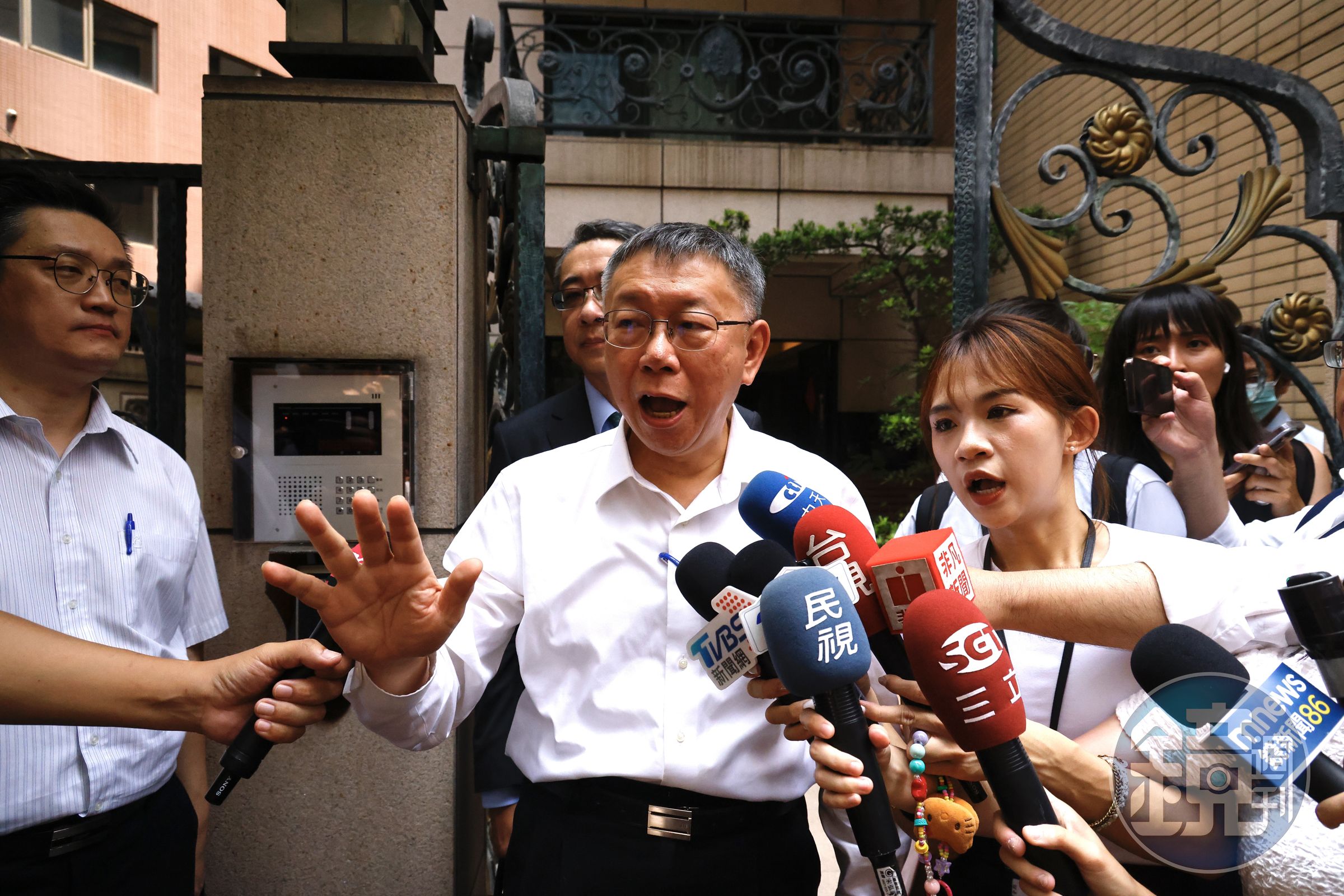 柯文哲中午受訪時怒轟，今天是台灣歷史上第一次主要在野黨黨主席遭全面搜索，但先前已有2個黨主席被搜。