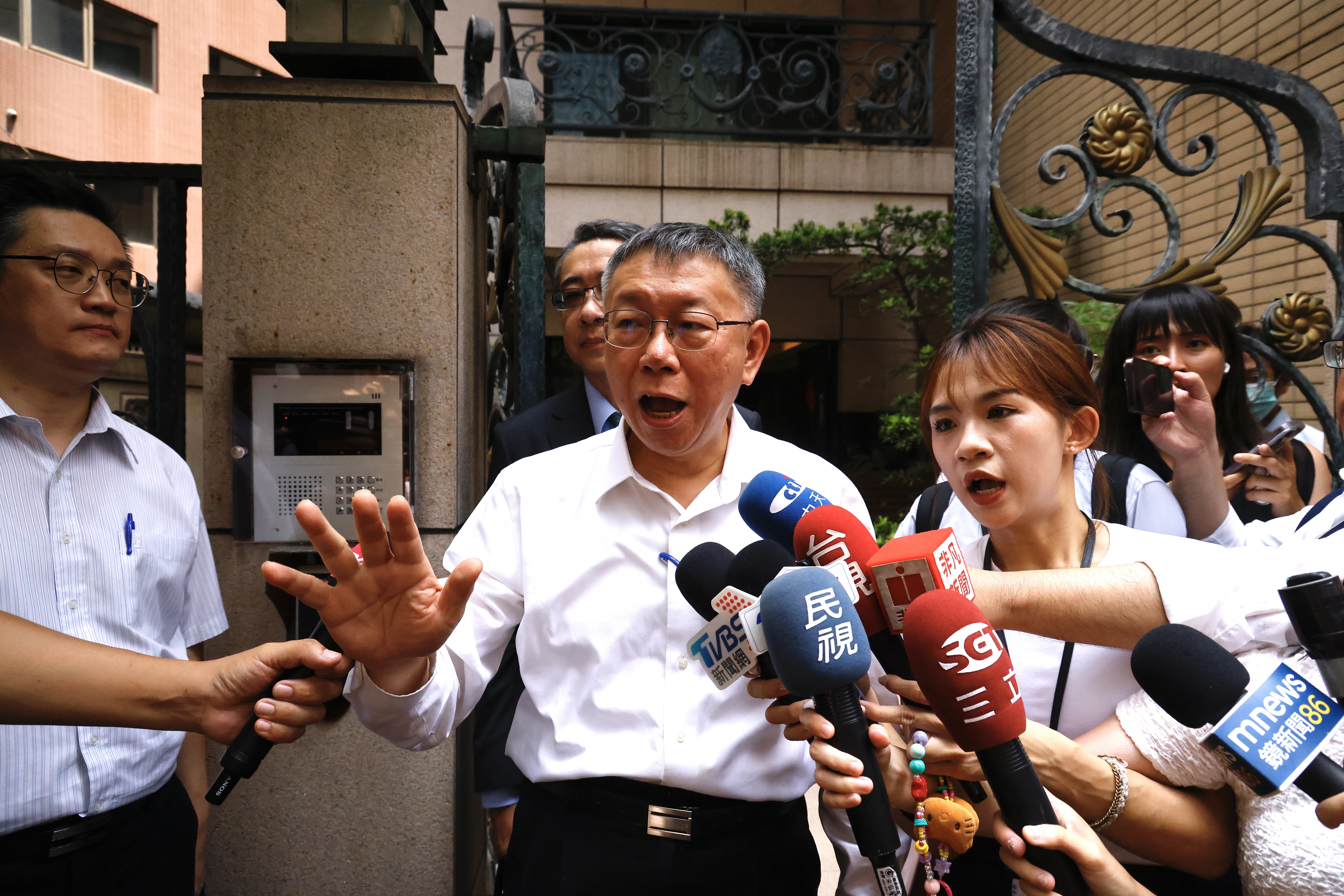 柯文哲中午受訪時怒轟，今天是台灣歷史上第一次主要在野黨黨主席遭全面搜索，但先前已有2個黨主席被搜。