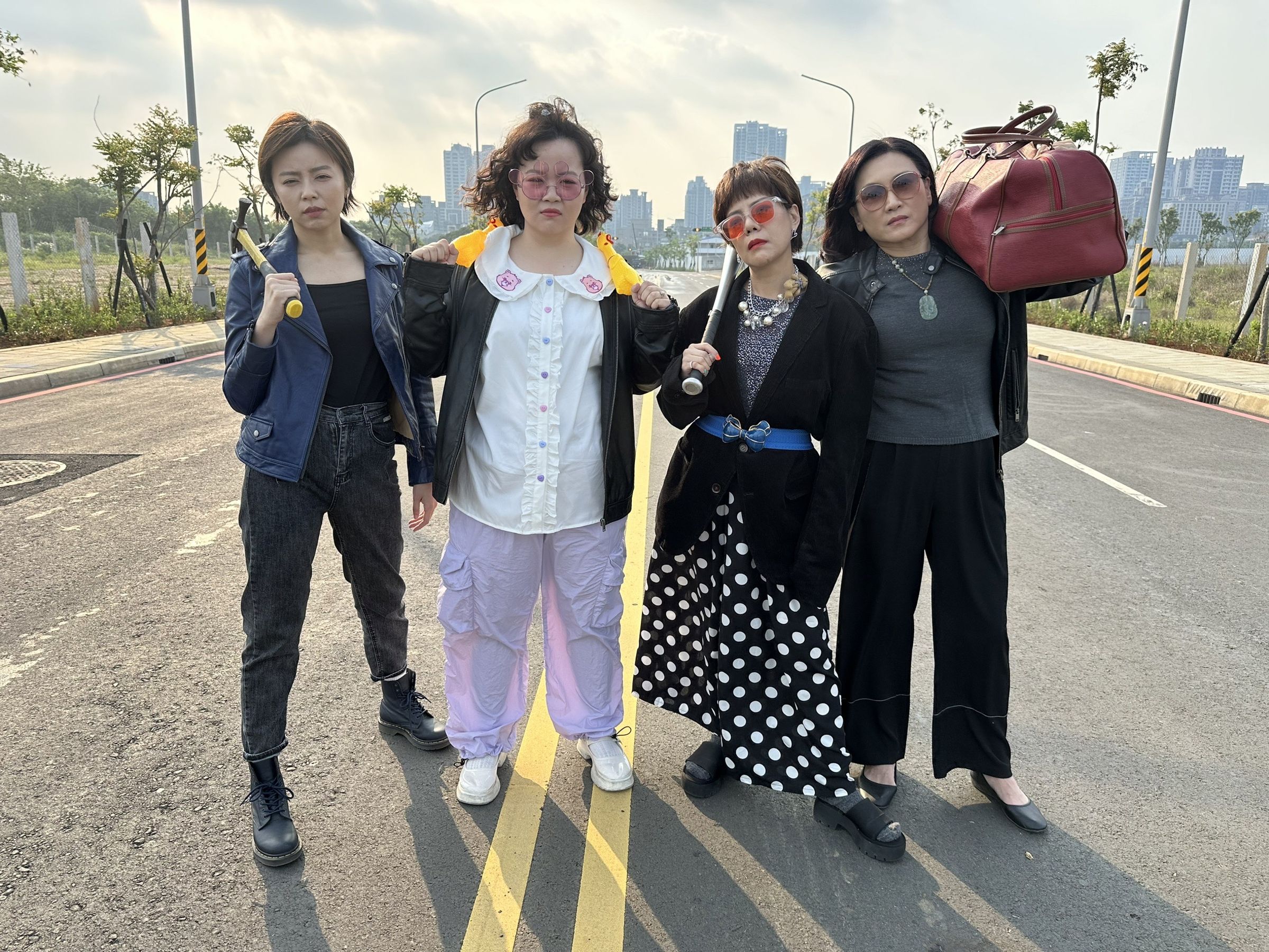 藝人王瞳、姚黛瑋、錦雯、宮美樂今(3日)在八點檔《愛的榮耀》出外景。(民視提供)