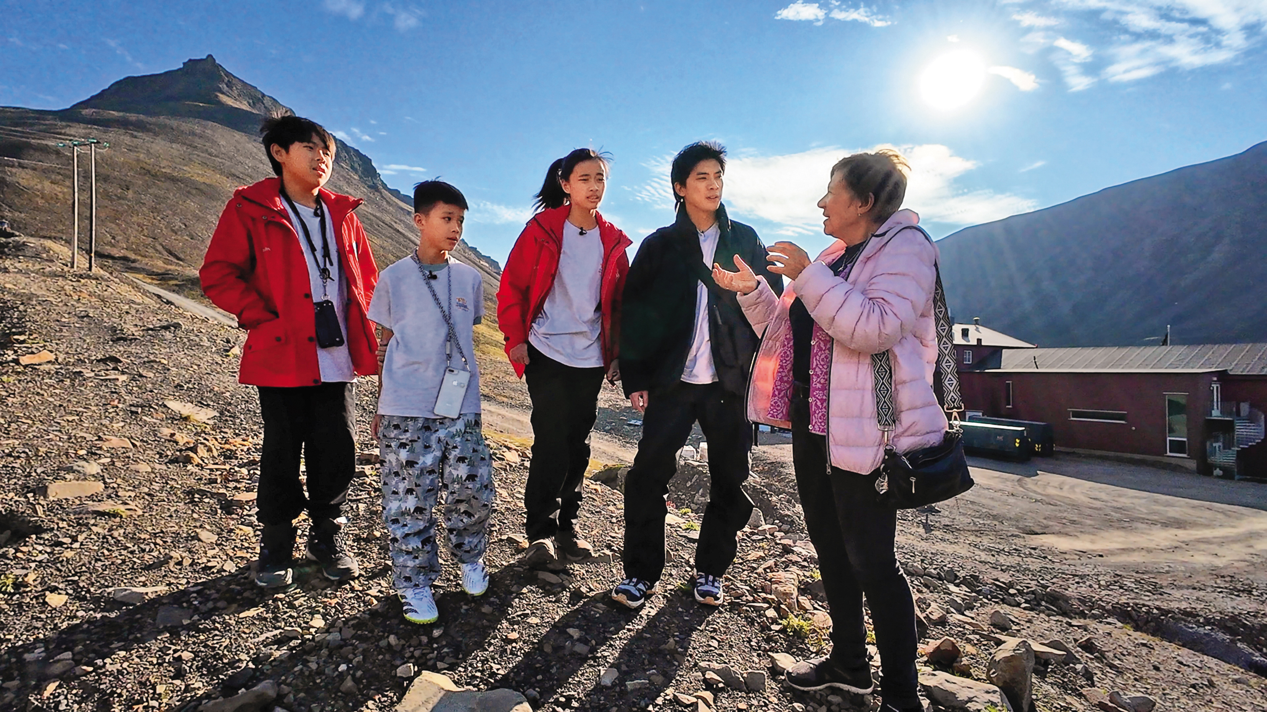 林哲熹（右2）擔任北極團員的主持人兼司機，與小朋友聽取當地人士的解說。 （公視提供）