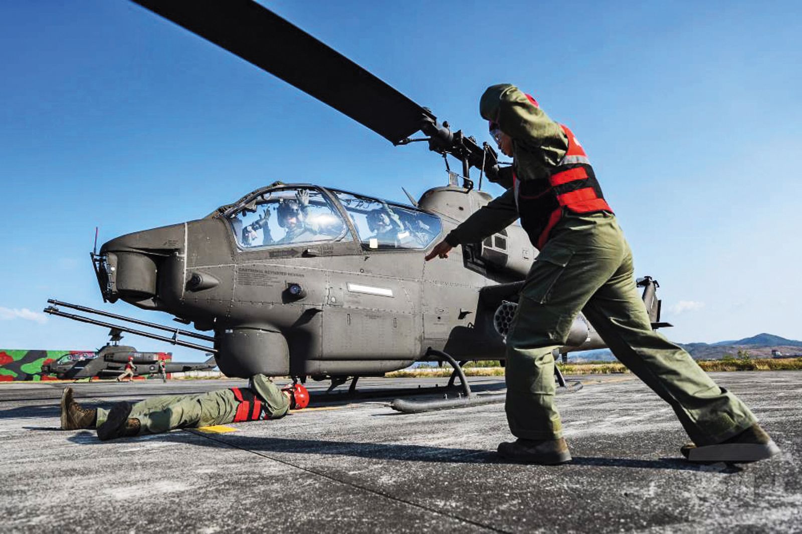 陸軍航特部遭中國滲透，少校政戰保防官林峻逸淪共諜遭起訴。圖為陸航602旅AH-1W直升機進行備炸作業。（軍聞社提供）