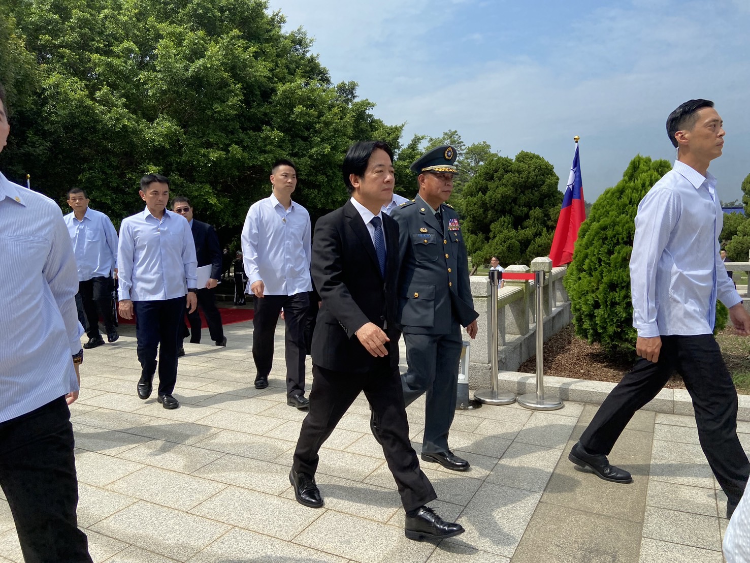 賴清德到太武山公墓出席823週年紀念活動。