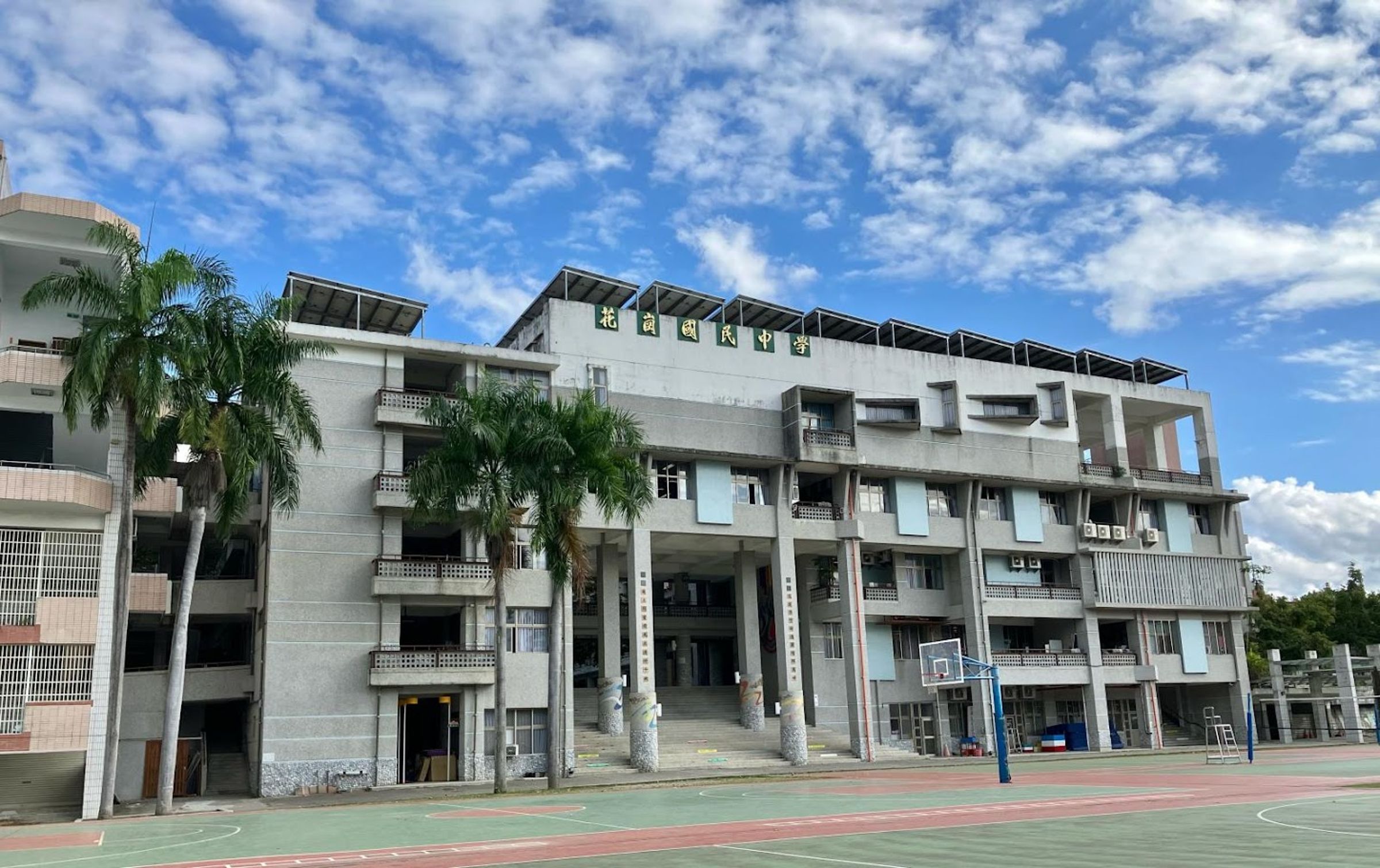 花崗國中生教組長發布爭議言論挨轟。（翻攝臉書「花蓮縣立花崗國中-閱讀 科技 國際 多元」）