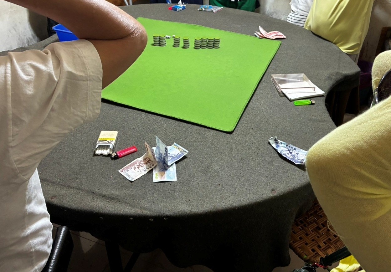 90歲賭客喊牌聲太大聲，警破獲賭場「賭客年齡60至70歲」。（警方提供）