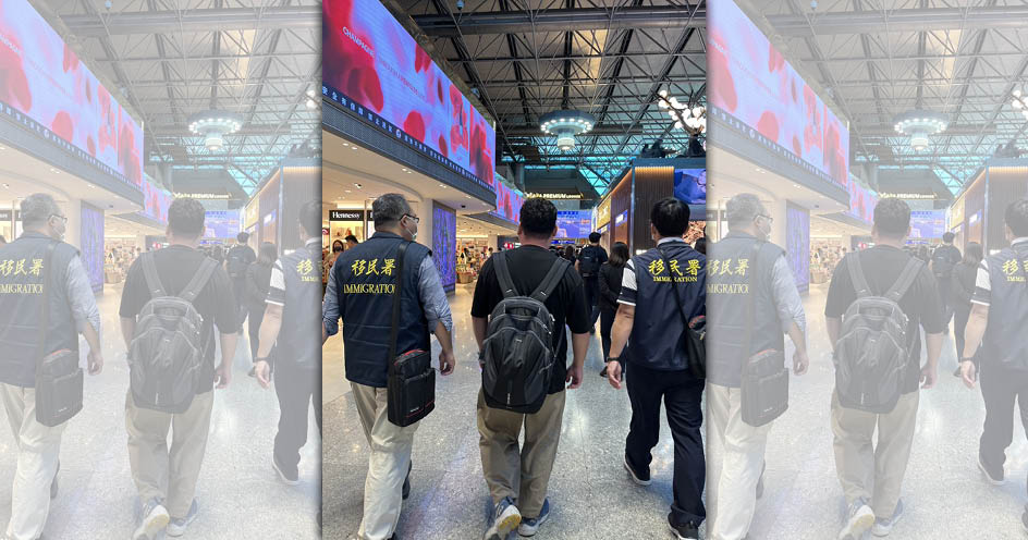 2日男西門町舉五星旗舔共，移民署依法強制將日男驅逐出國。（移民署提供）