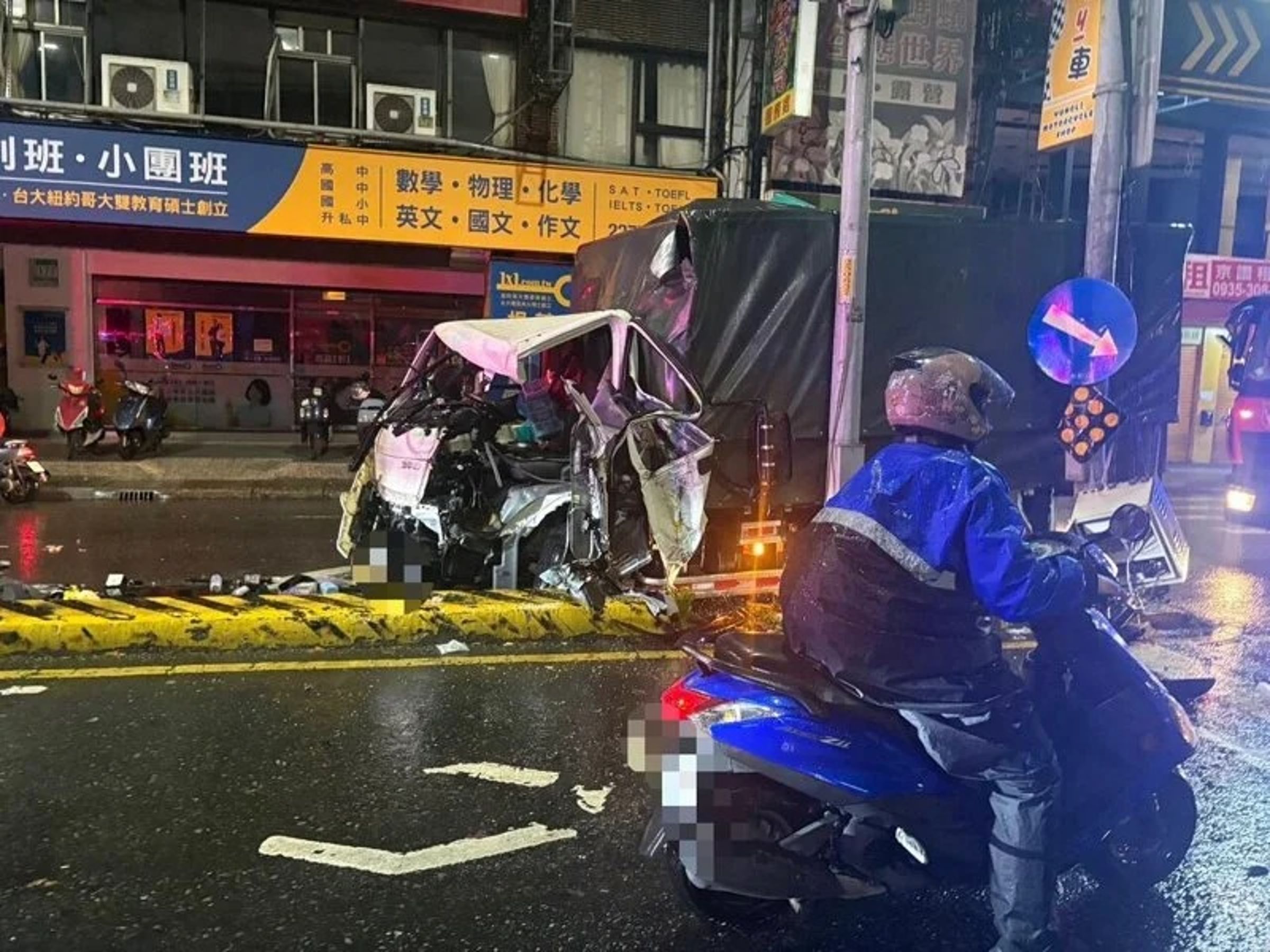 貨車撞上分隔島並衝至對向車道,車頭受猛烈撞擊成了廢鐵。(翻攝畫面)