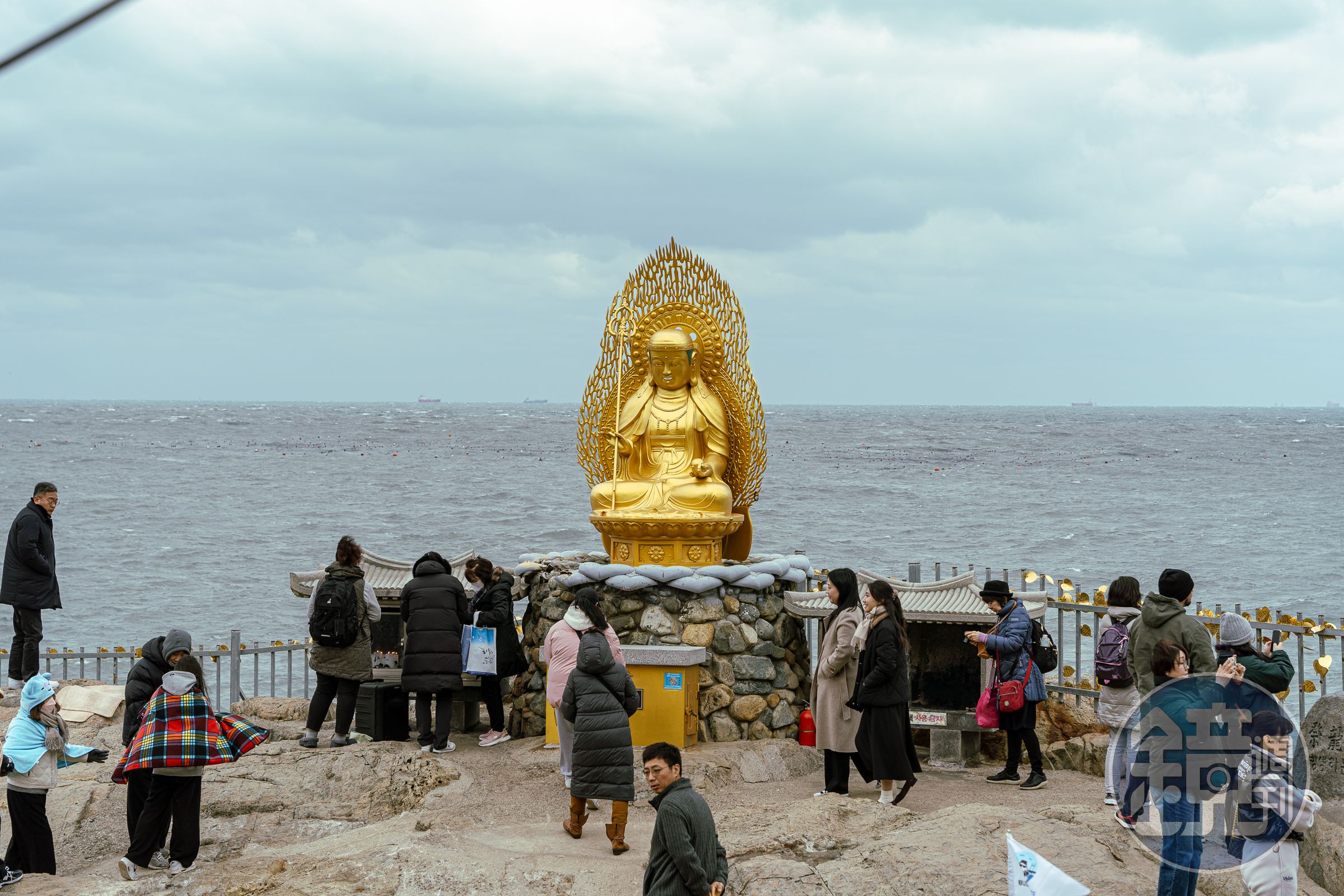 海邊的金色大佛像，氣勢驚人。