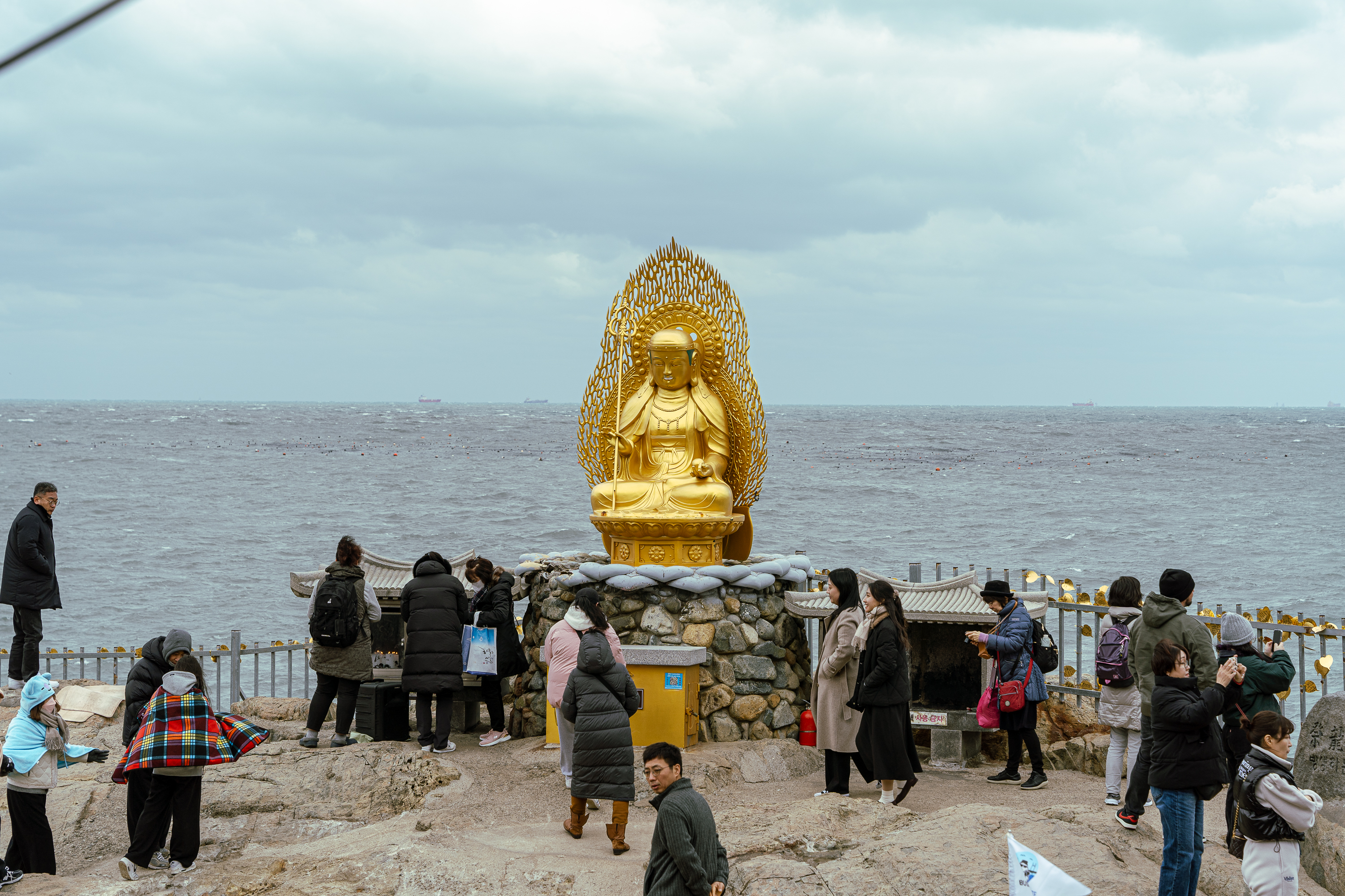 海邊的金色大佛像，氣勢驚人。