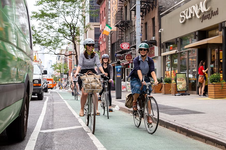 紐約道路設計率先採用保護型自行車道。（翻攝自nycstreetdesign.info）