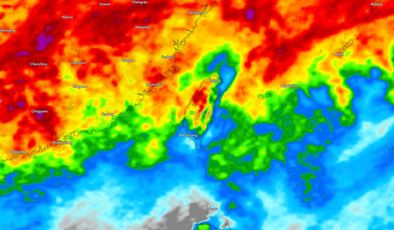 歐洲模式降雨模擬顯示，週三至週四將有移動性鋒面過境，全台各地皆有雷陣雨機率，民眾需留意氣溫驟升驟降。（翻攝自臉書台灣颱風論壇｜天氣特急）