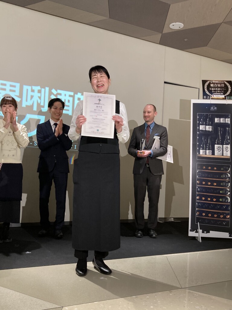 獲得「零售服務部門優秀獎」的藤川智子還曾經到酒造學釀酒,對日本酒擁有極大熱情。(翻攝自「世界唎酒師大賽」官網)